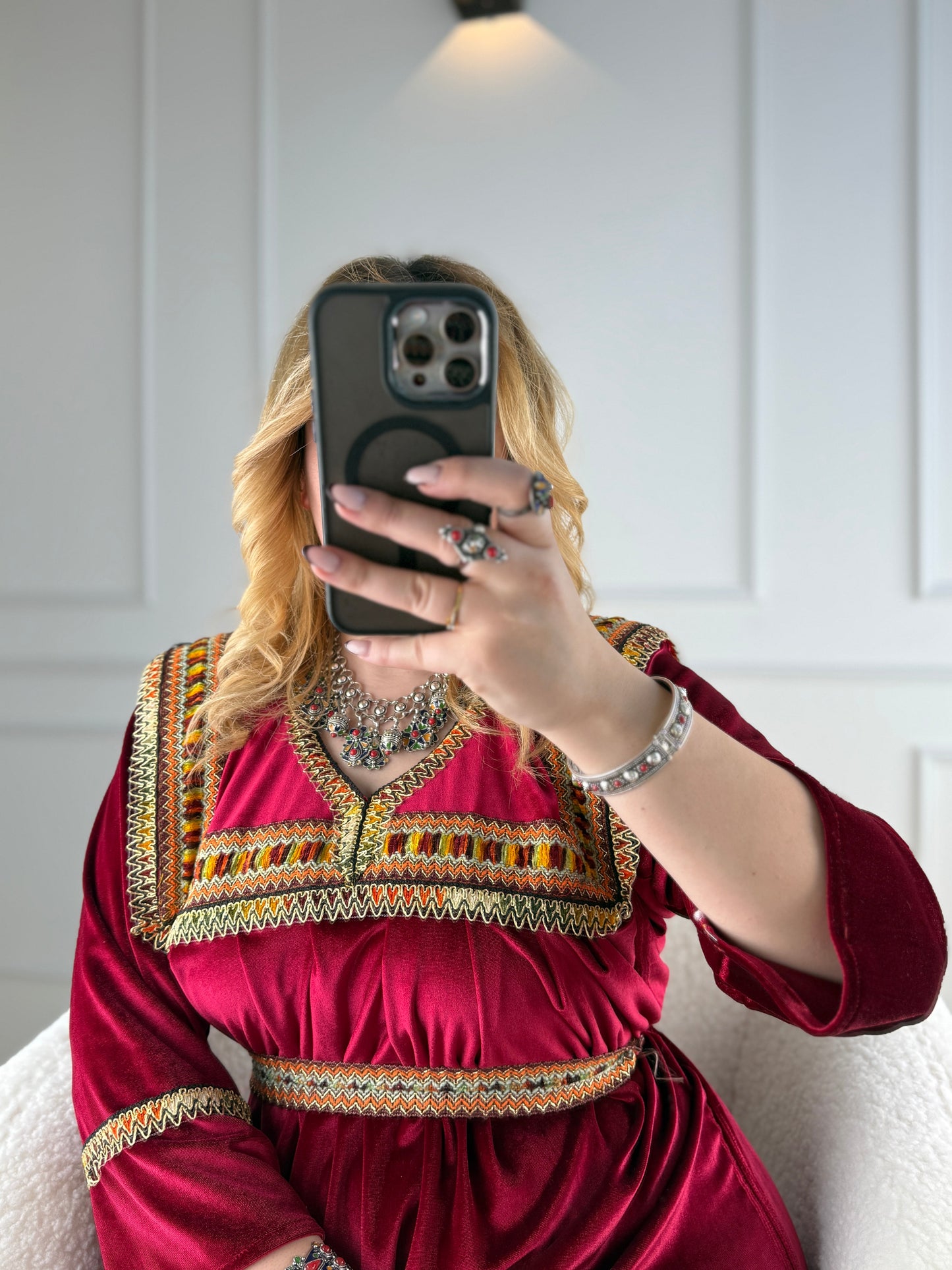 Robe kabyle en velours – Modèle Lahna Yelli