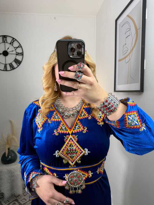 Robe kabyle en velours – Modèle Nelia Yelli