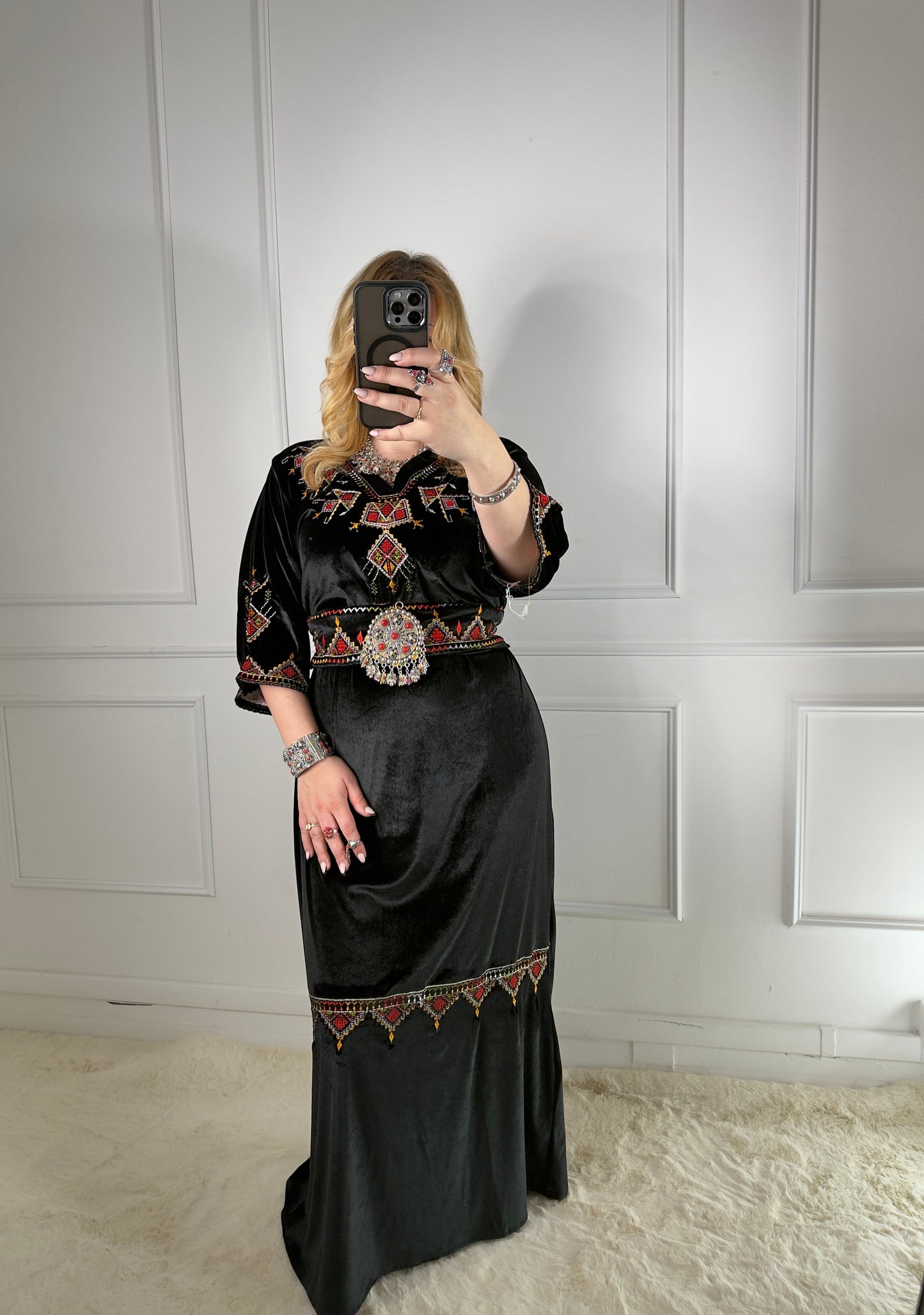 lRobe kabyle en velours – Modèle Feriel Yelli