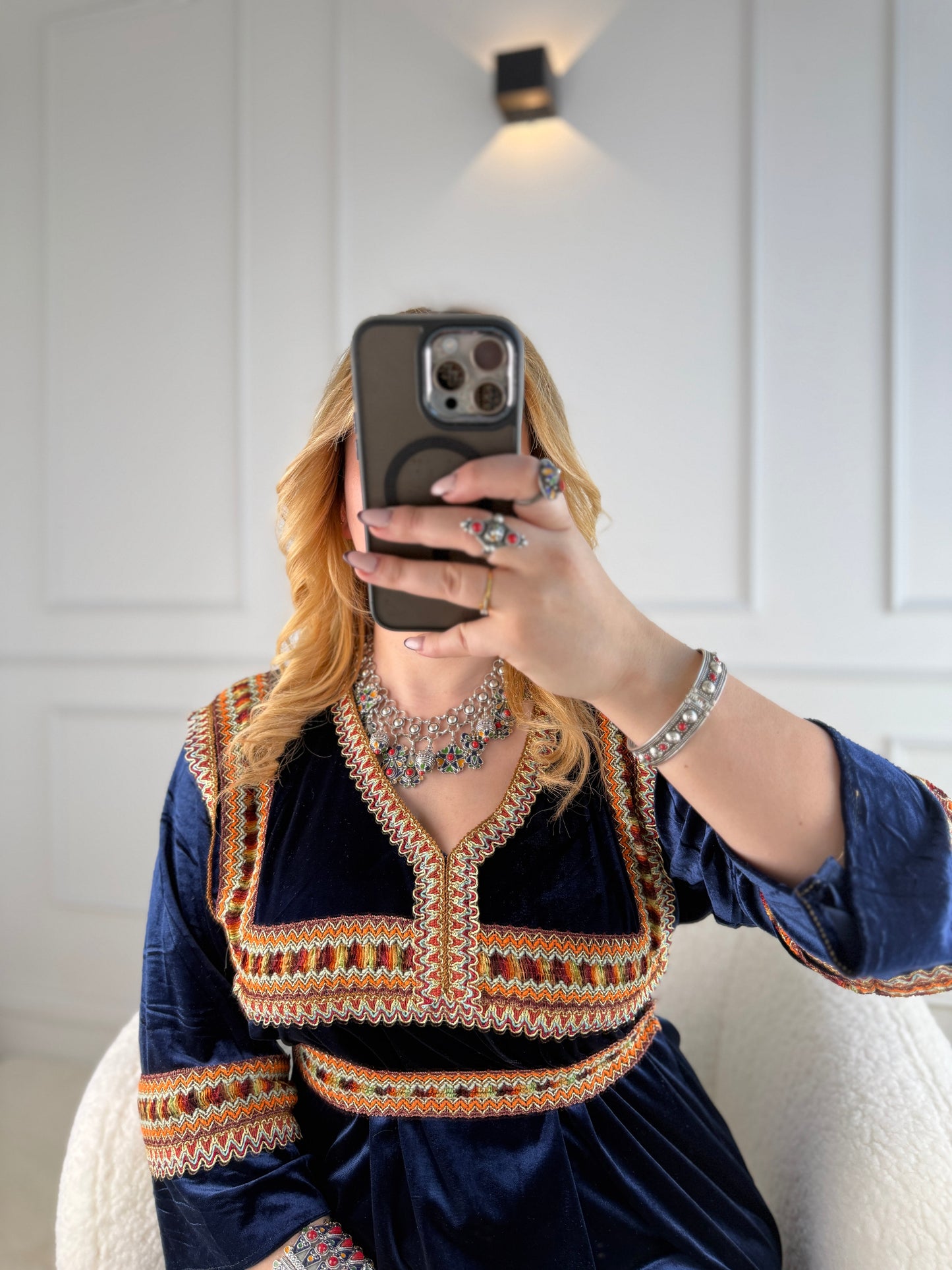 Robe kabyle en velours – Modèle Lahna Yelli