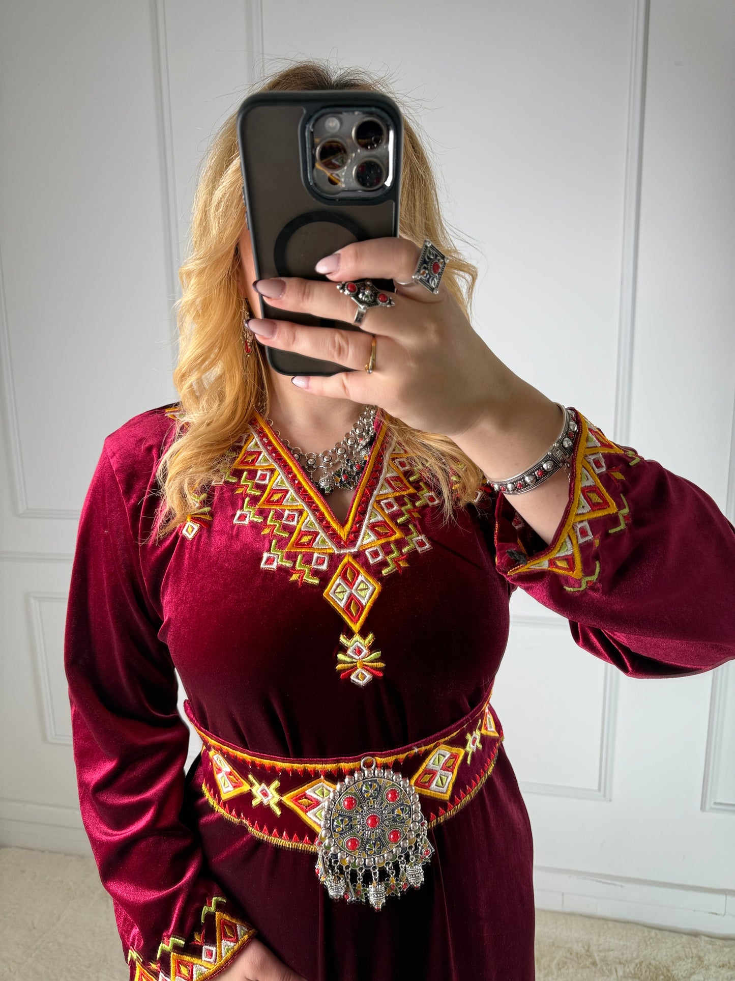 Robe kabyle en velours – Modèle Ania Yelli