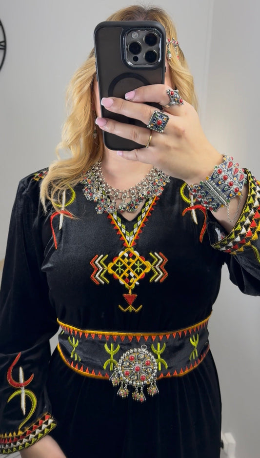 Robe kabyle en velours – Modèle Taous Yelli