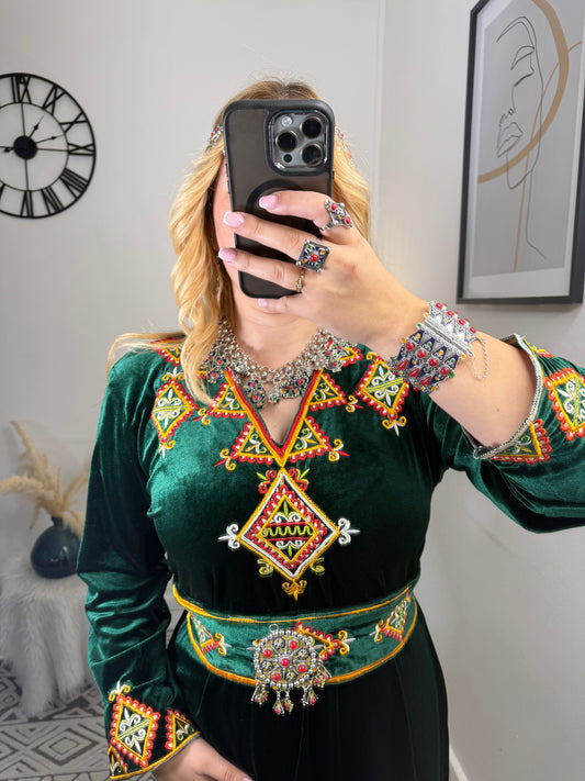 Robe kabyle en velours – Modèle Nelia Yelli