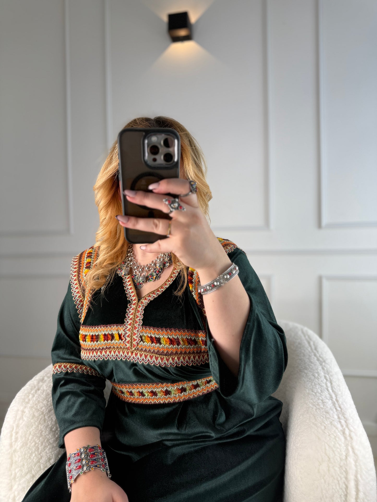 Robe kabyle en velours – Modèle Lahna Yelli