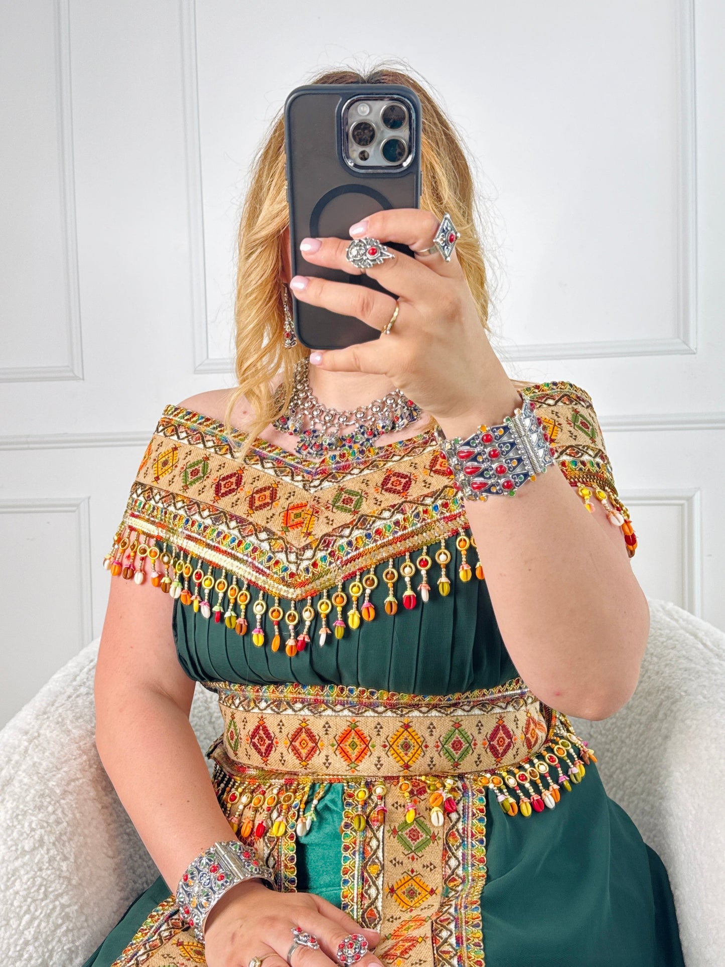 Robe kabyle de soirée à col bateau — Modèle Yelina Yelli