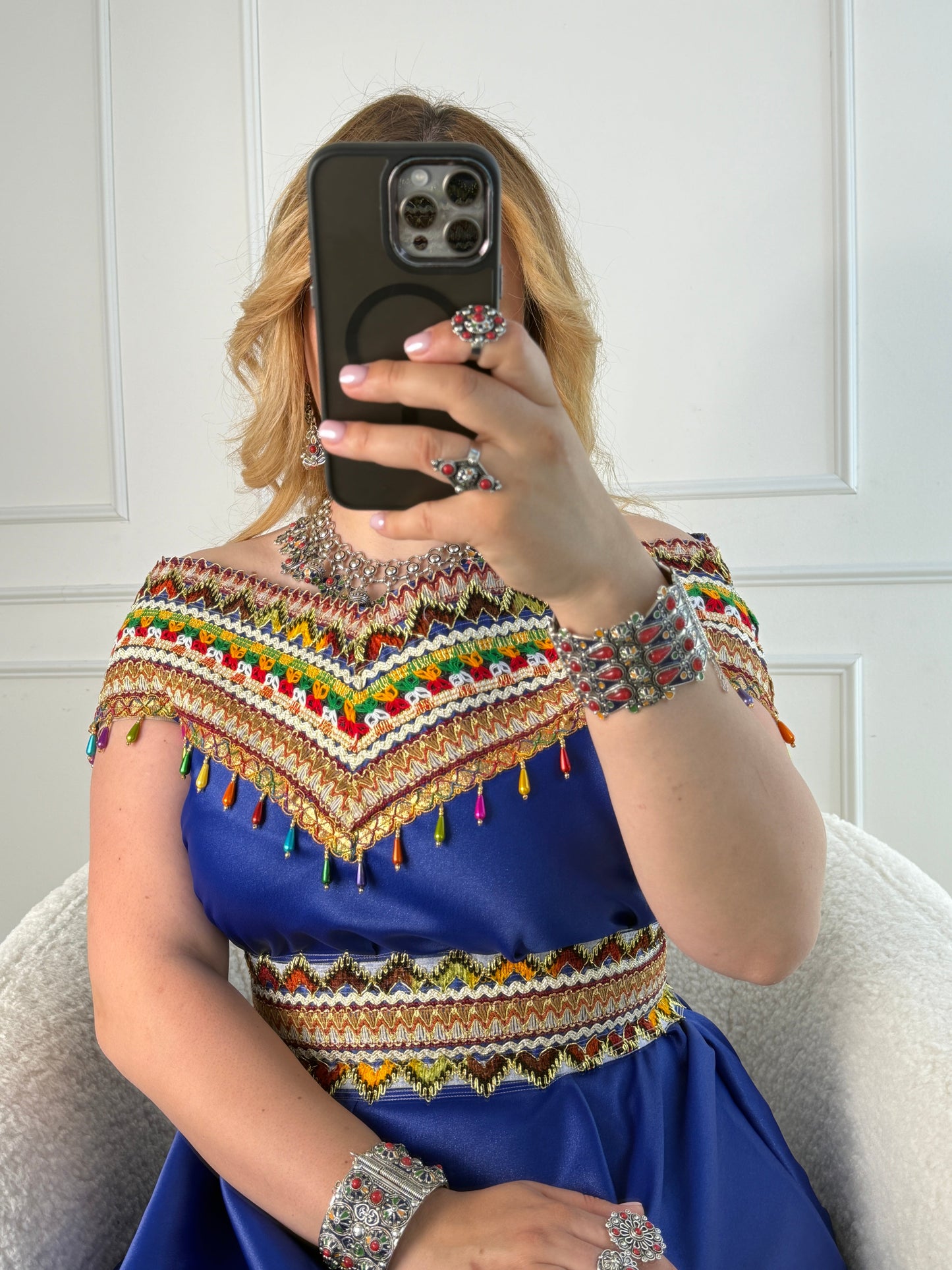 Robe kabyle de soirée à col bateau — Modèle Lyna Yelli