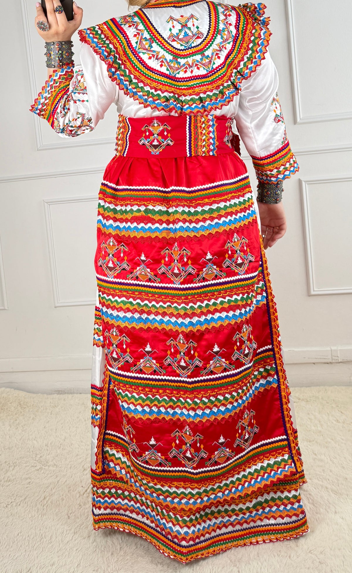 Robe Iwadiyen | Robe Kabyle Traditionnelle & Moderne - Yelli Yelli