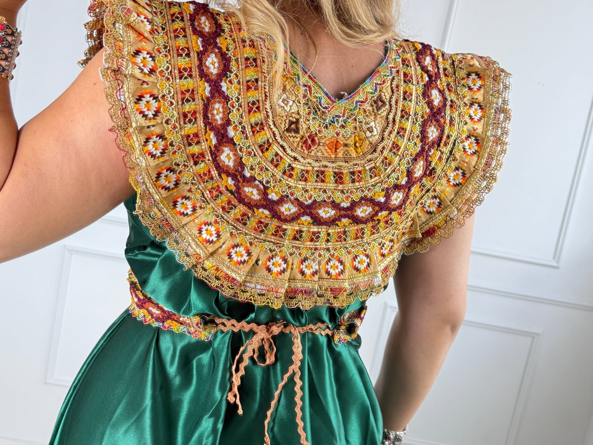 Robe de soirée kabyle — Modèle Thilelli sans manches Yelli