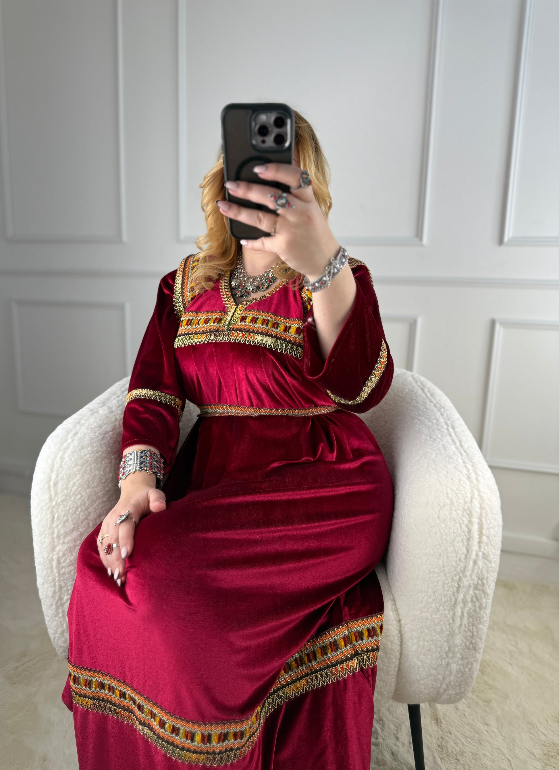 Robe kabyle en velours – Modèle Lahna Yelli