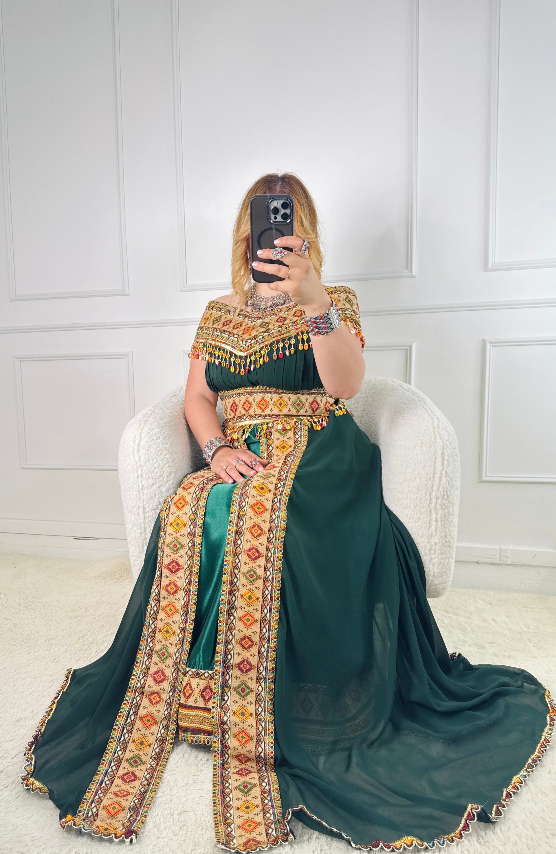 Robe kabyle de soirée à col bateau — Modèle Yelina Yelli