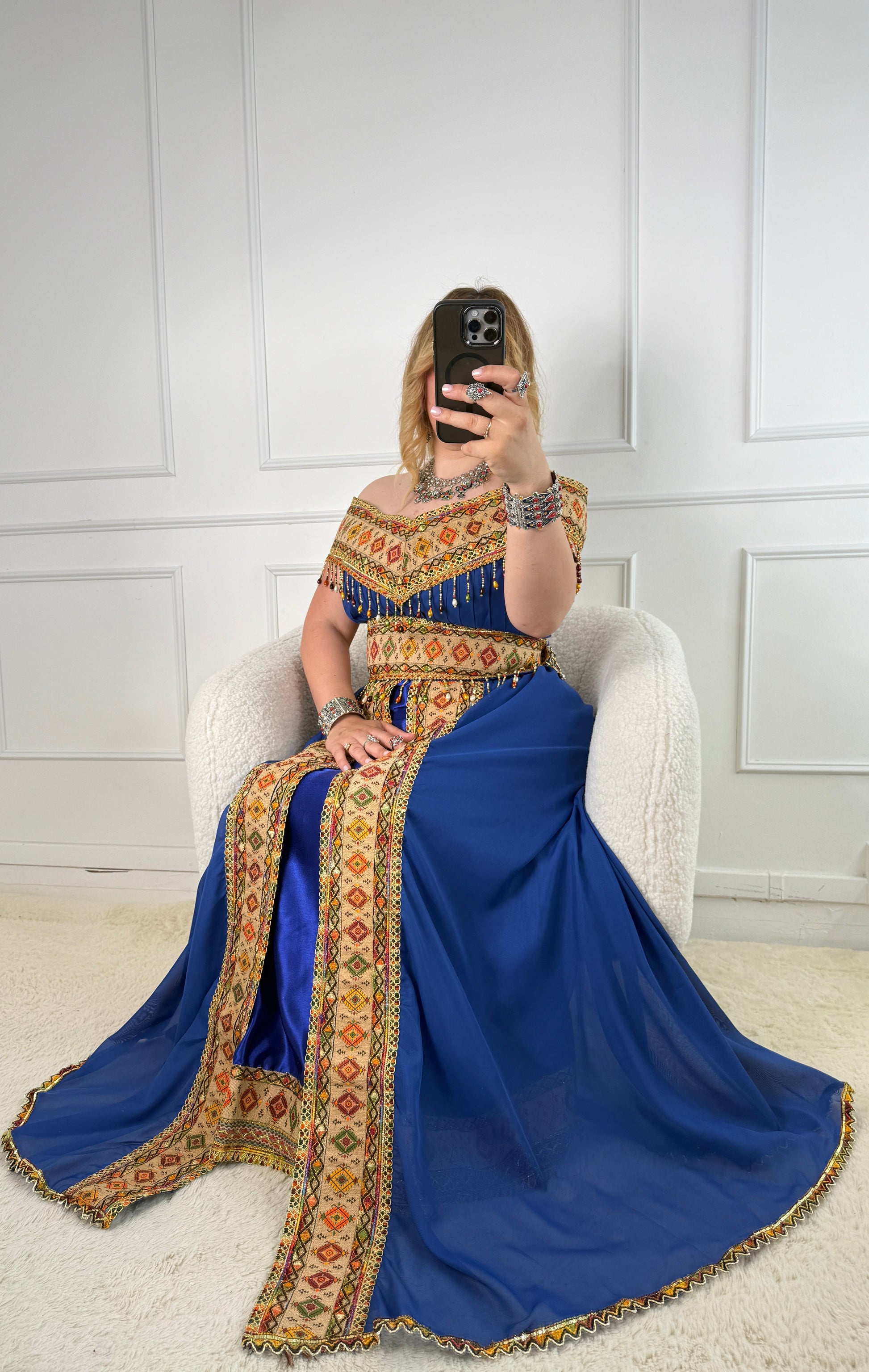 Robe kabyle de soirée à col bateau — Modèle Yelina Yelli