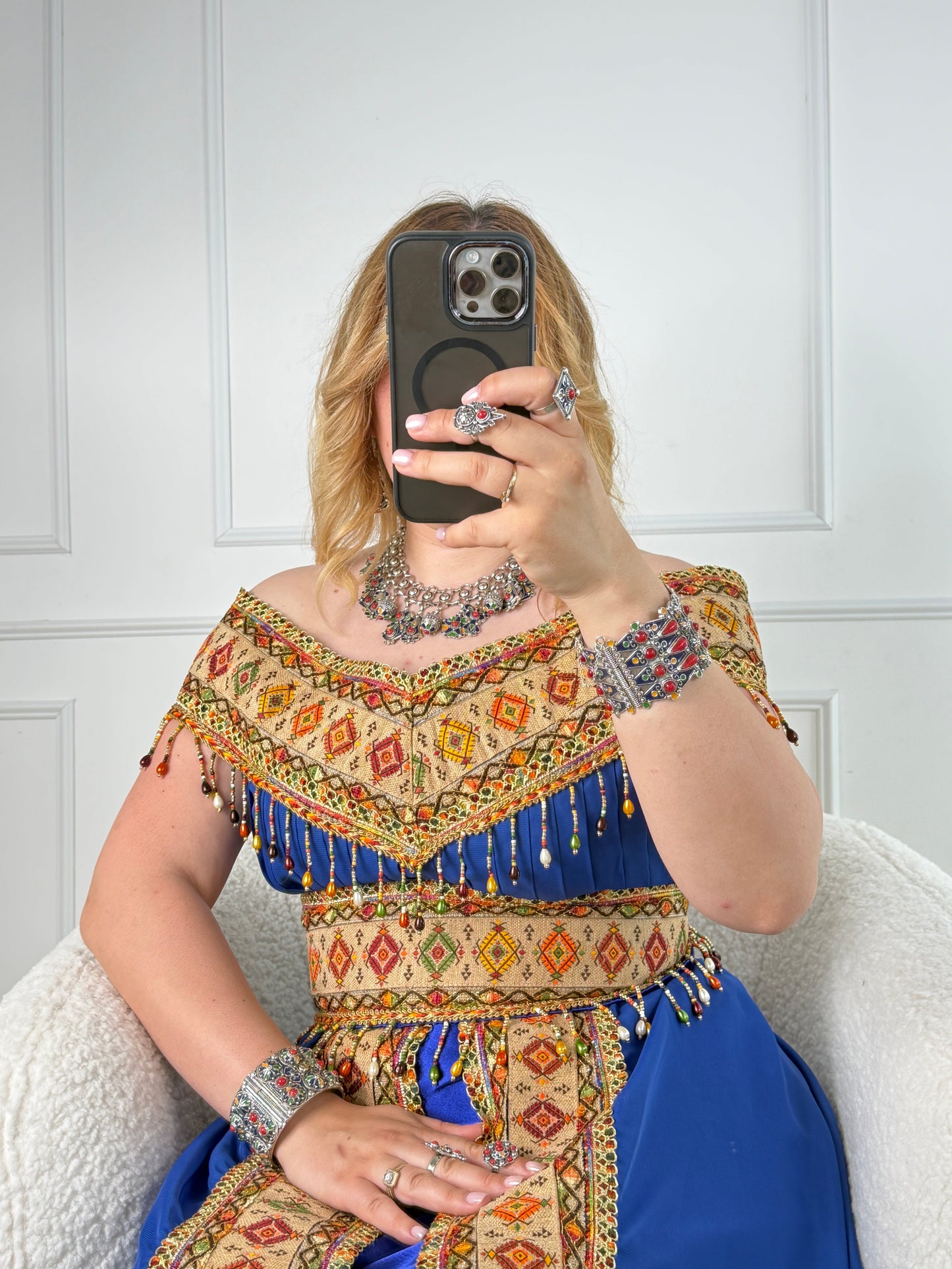 Robe kabyle de soirée à col bateau — Modèle Yelina Yelli