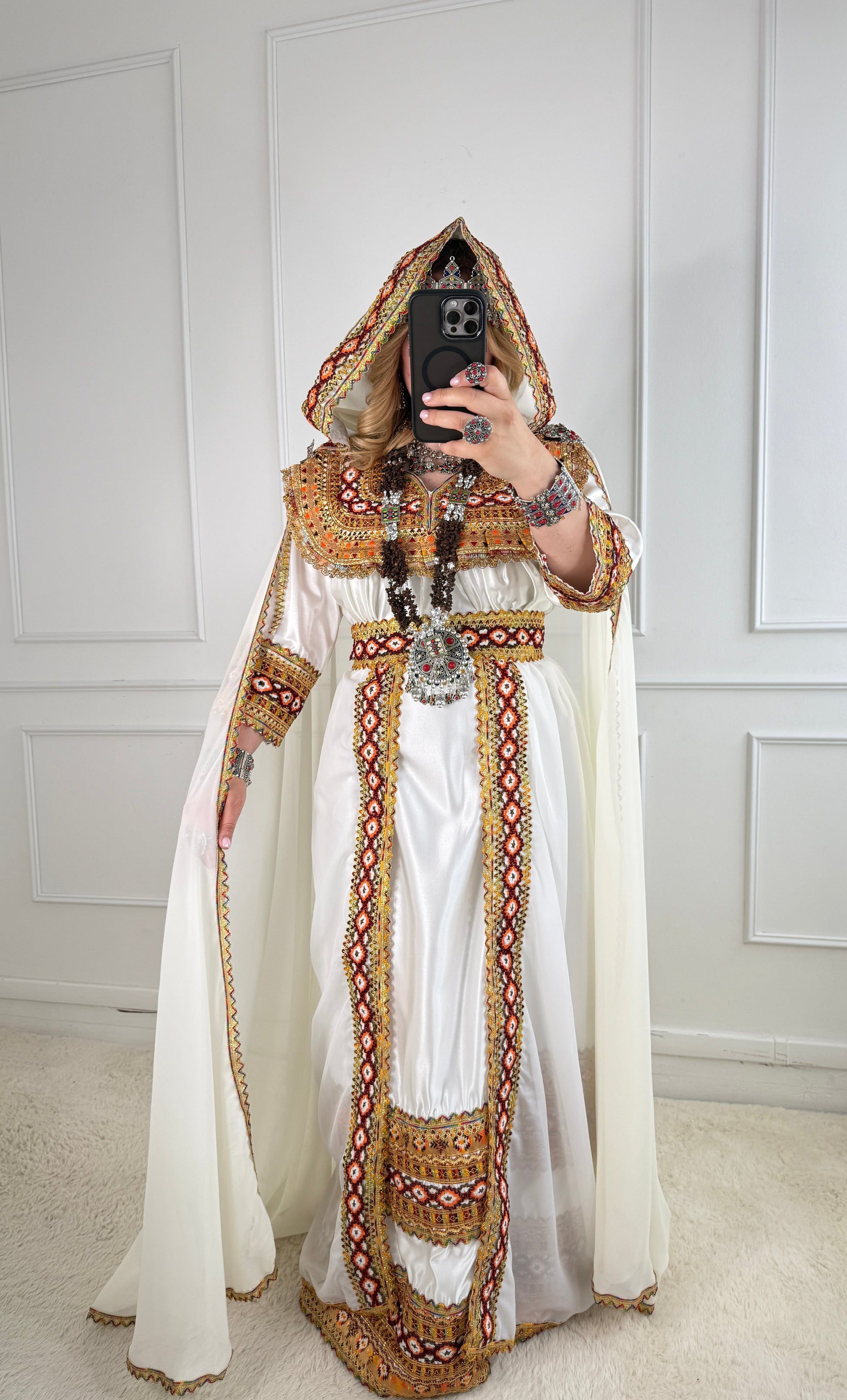Robe de Mariée Kabyle avec Barnous – Robe Traditionnelle Algérienne | Yelli Yelli
