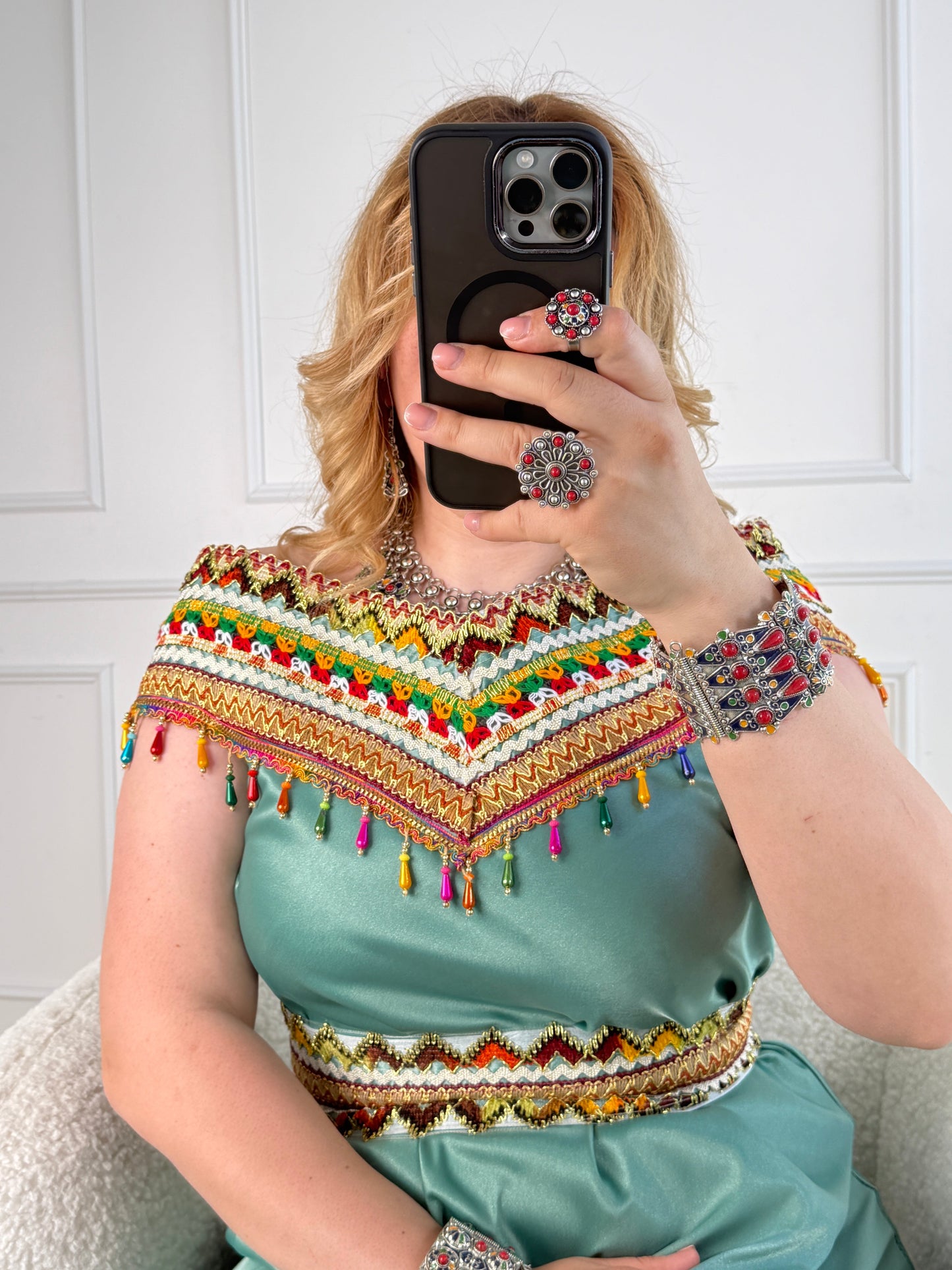 Robe kabyle de soirée à col bateau — Modèle Lyna Yelli