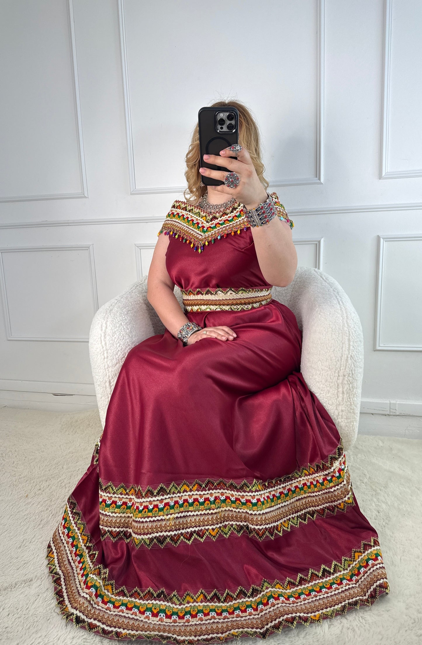 Robe kabyle de soirée à col bateau — Modèle Lyna Yelli