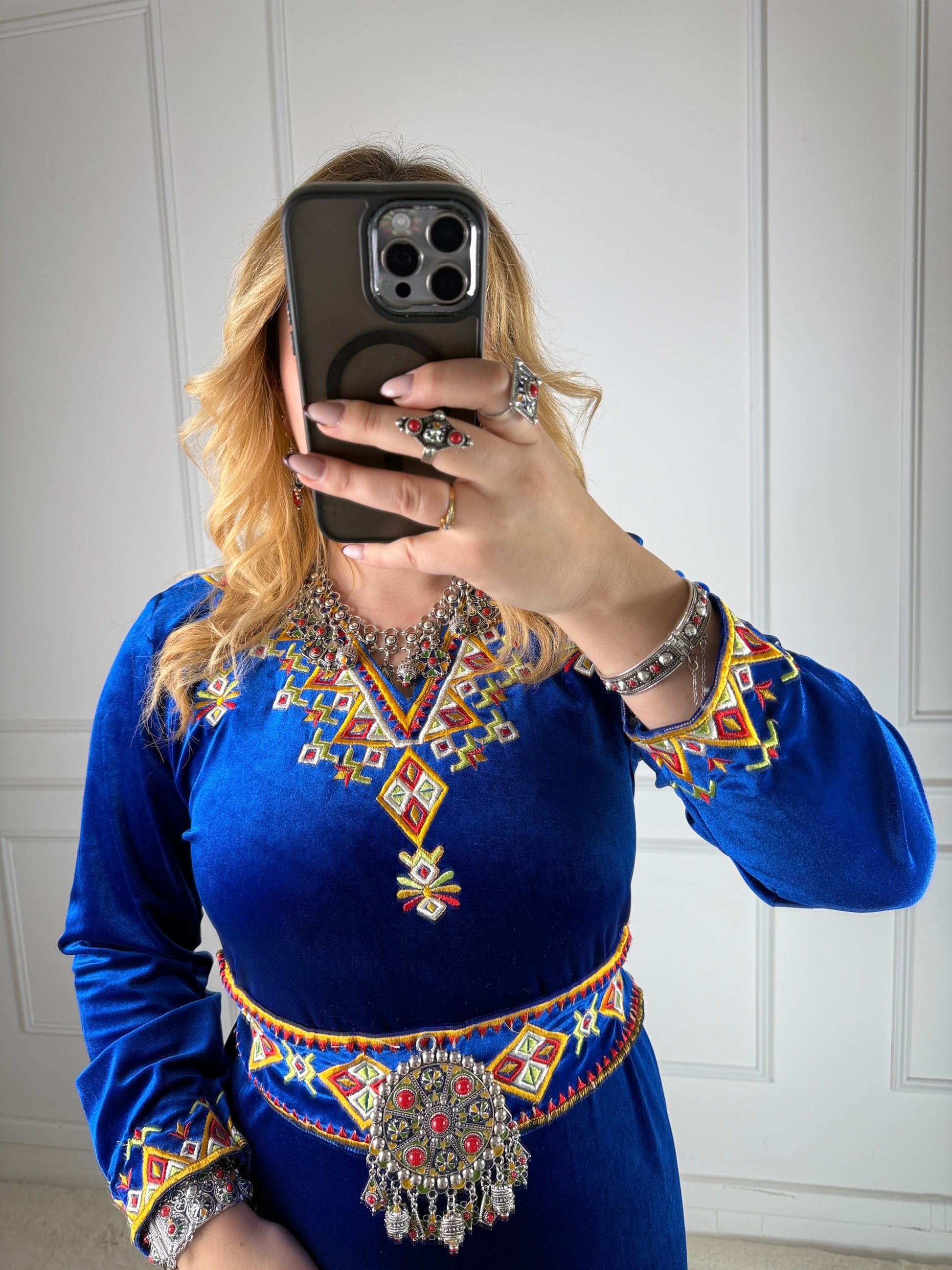 Robe kabyle en velours – Modèle Ania Yelli
