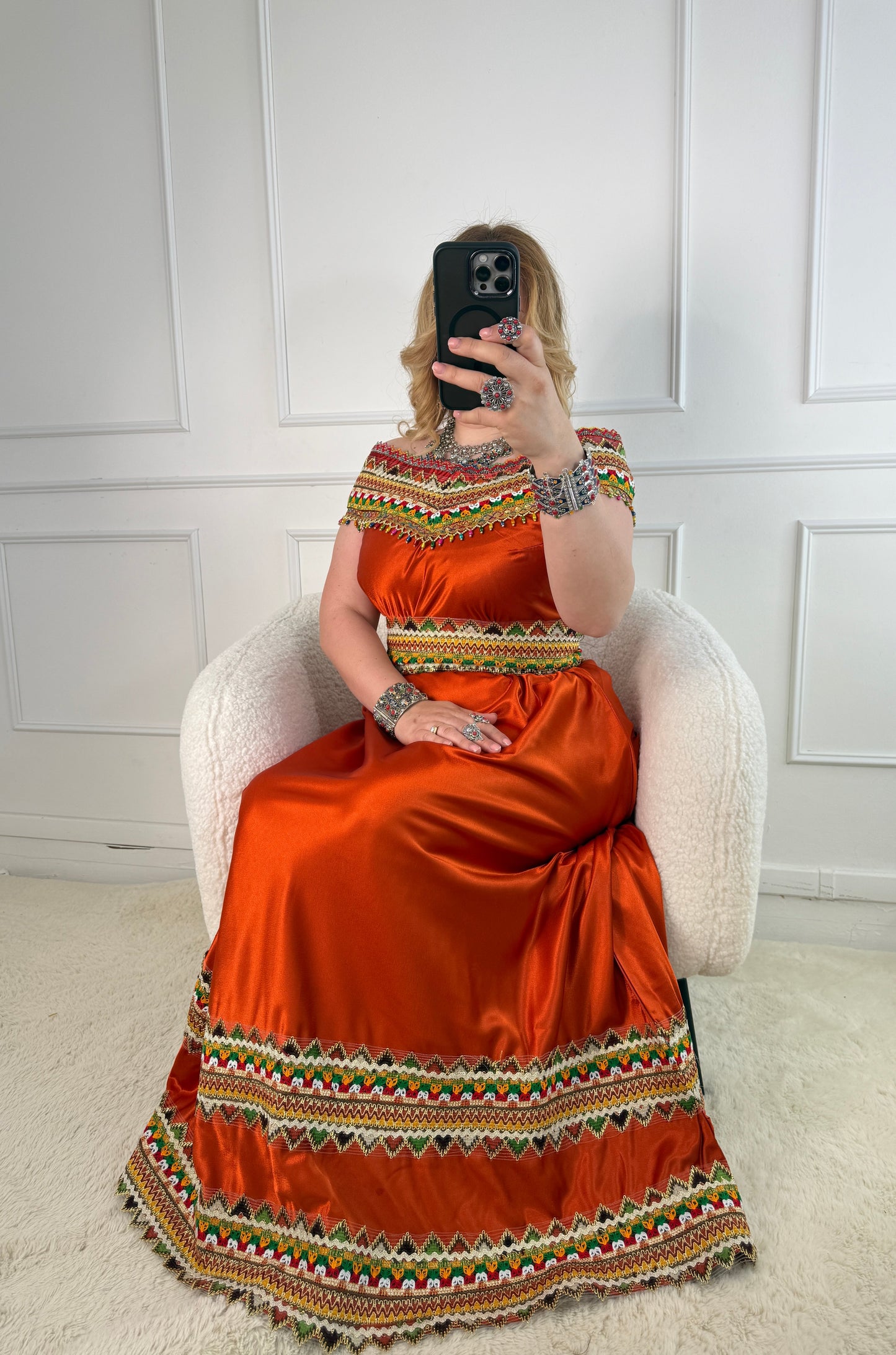 Robe kabyle de soirée à col bateau — Modèle Lyna Yelli