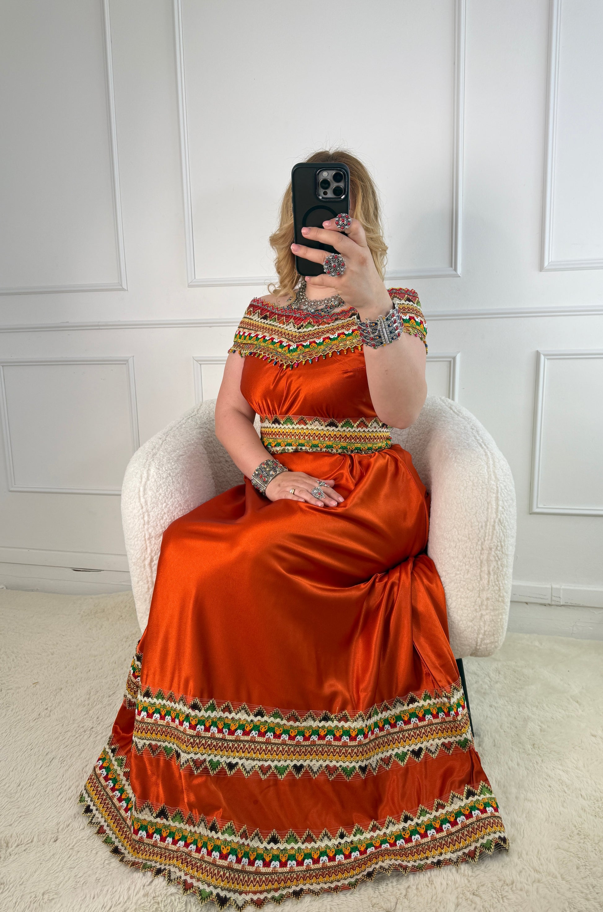 Robe kabyle de soirée à col bateau — Modèle Lyna Yelli