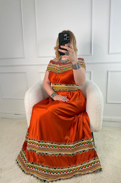 Robe kabyle de soirée à col bateau — Modèle Lyna Yelli