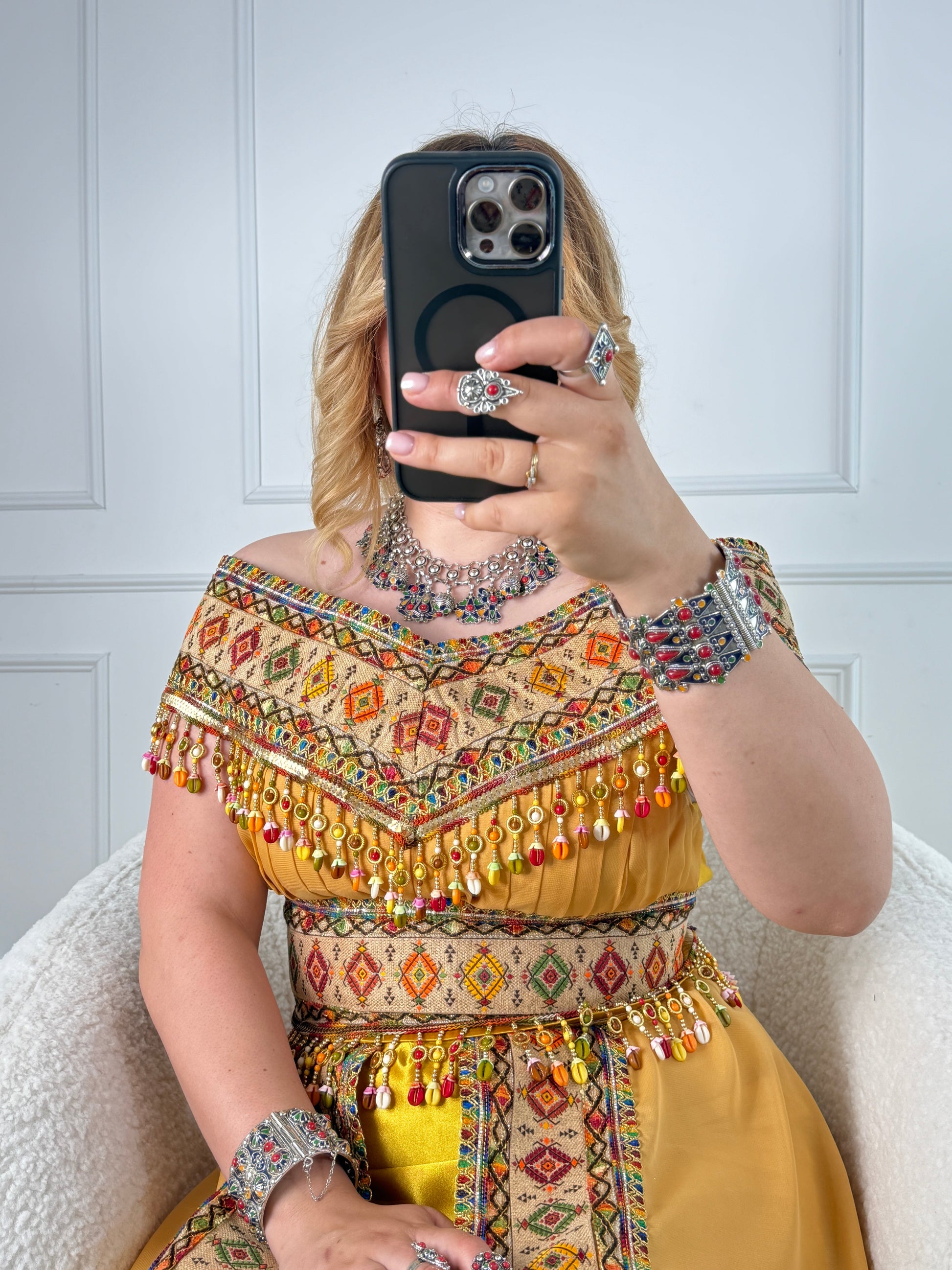 Robe kabyle de soirée à col bateau — Modèle Yelina Yelli