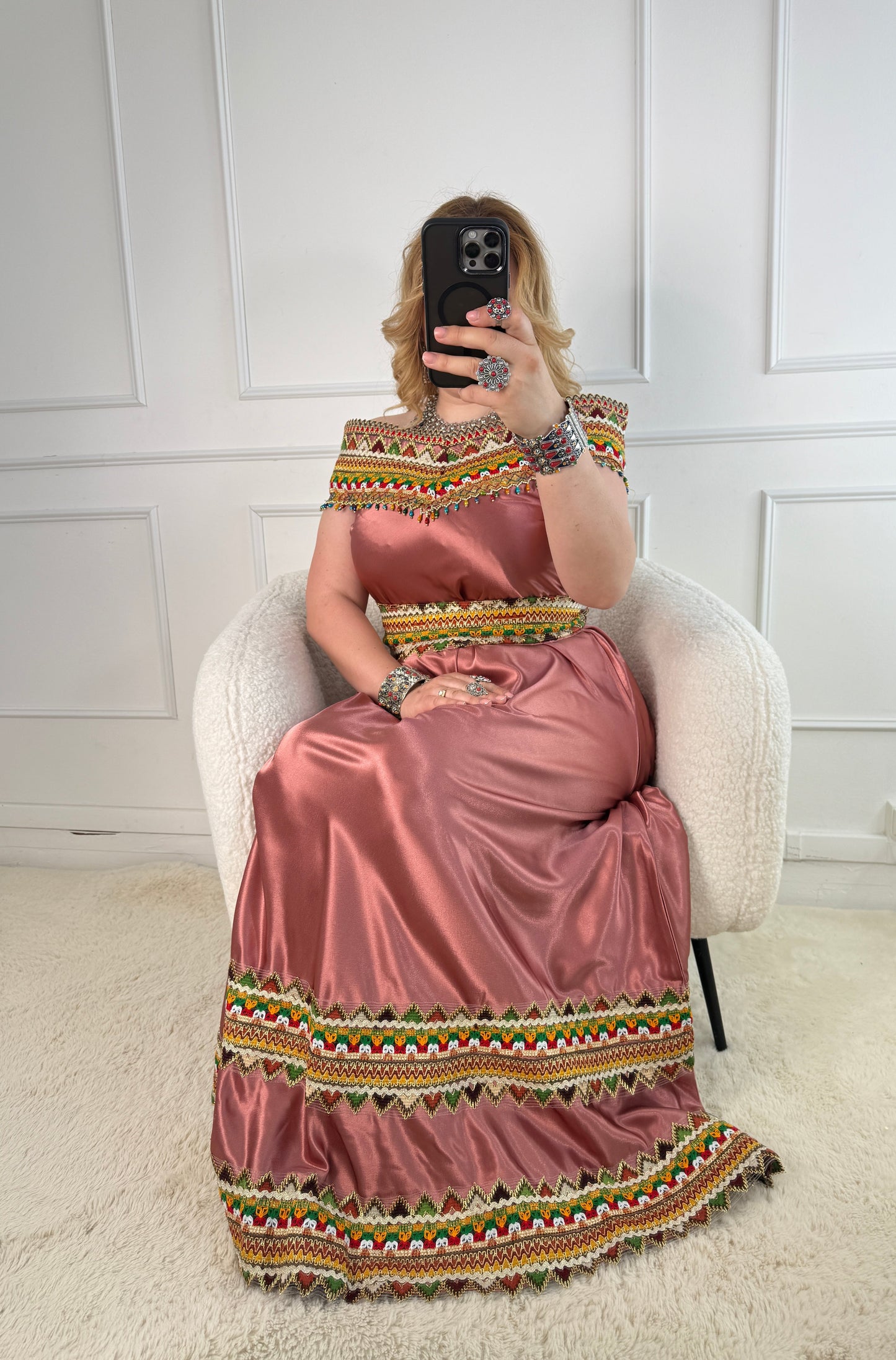 Robe kabyle de soirée à col bateau — Modèle Lyna Yelli