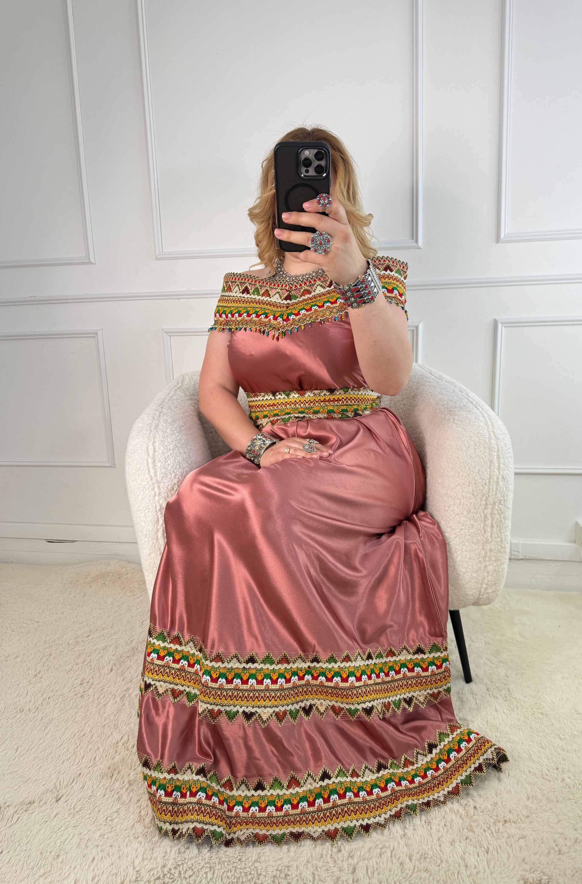 Robe kabyle de soirée à col bateau — Modèle Lyna Yelli