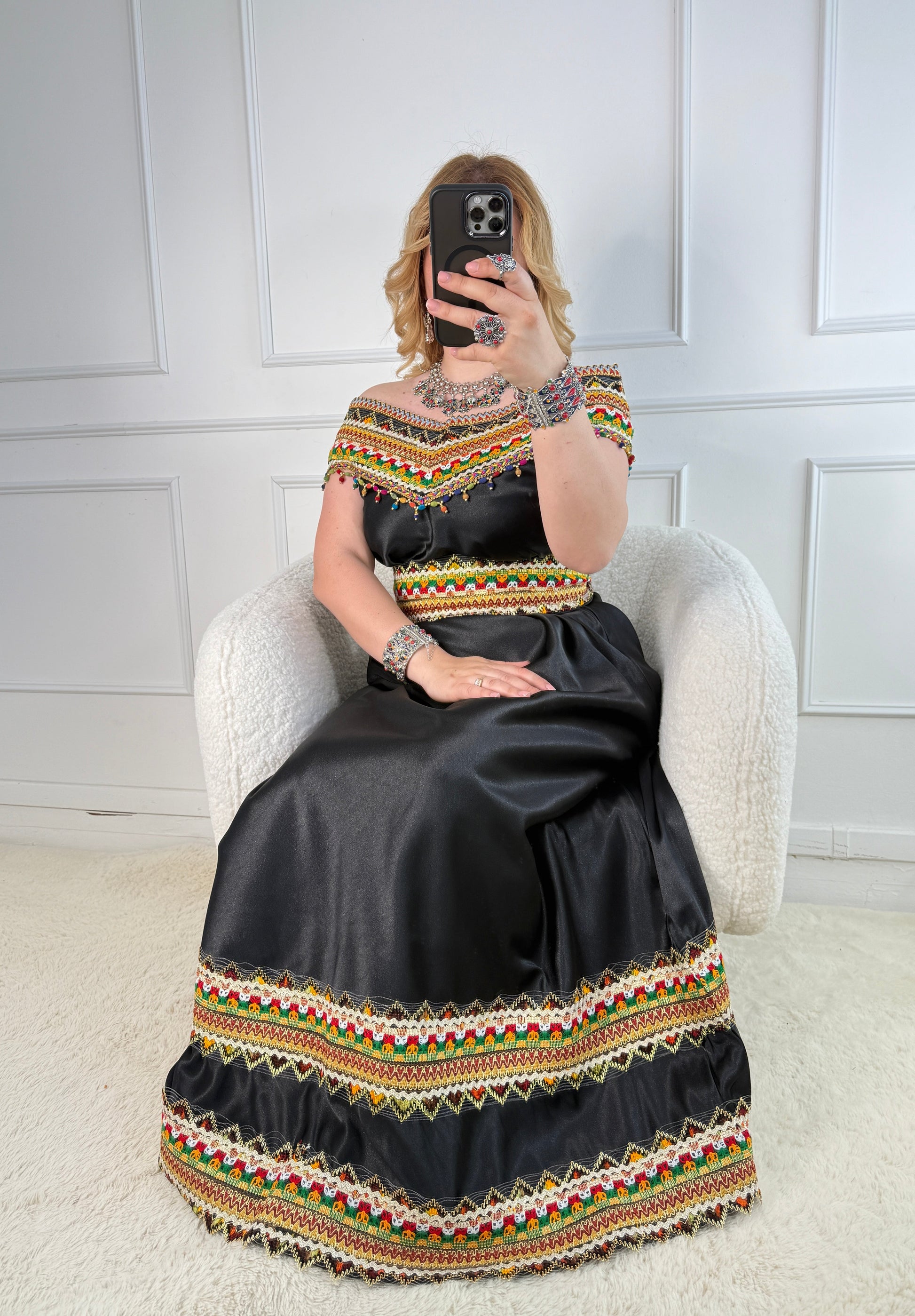Robe kabyle de soirée à col bateau — Modèle Lyna Yelli