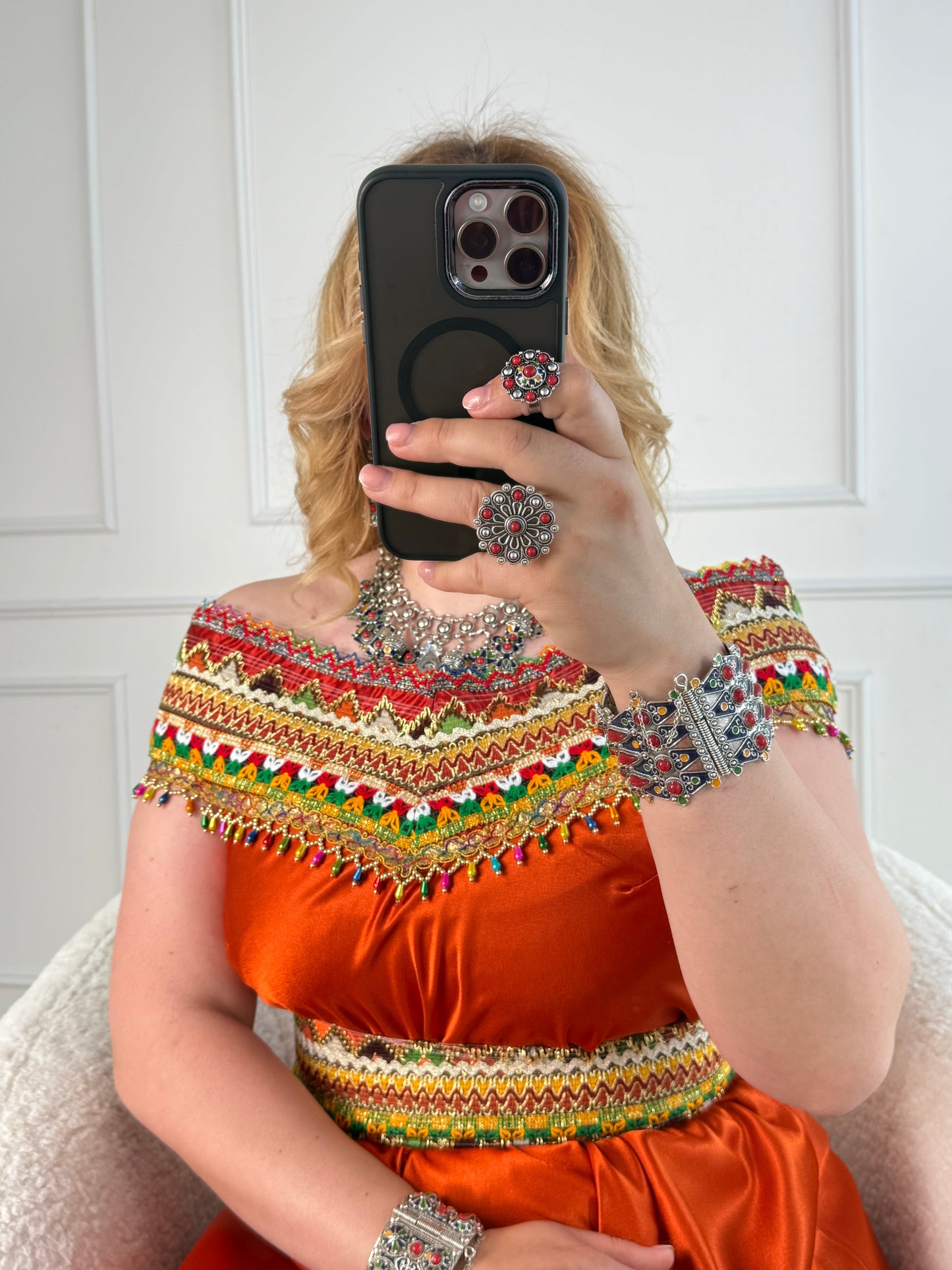 Robe kabyle de soirée à col bateau — Modèle Lyna Yelli