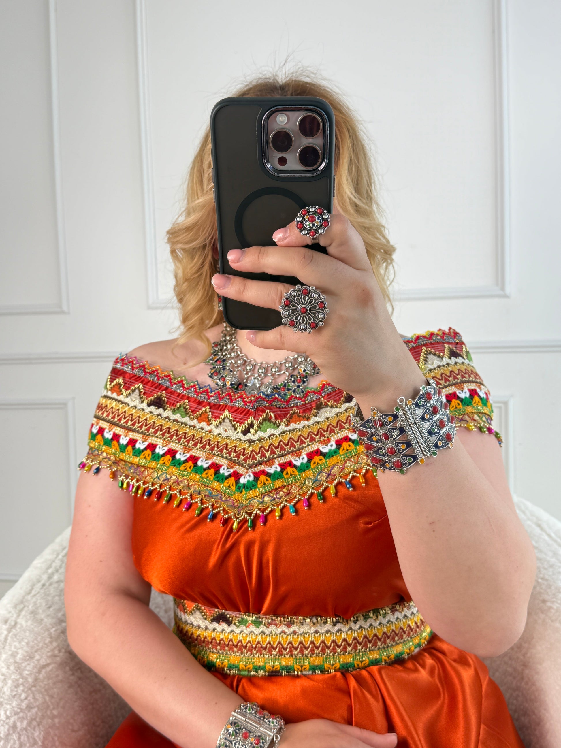 Robe kabyle de soirée à col bateau — Modèle Lyna Yelli