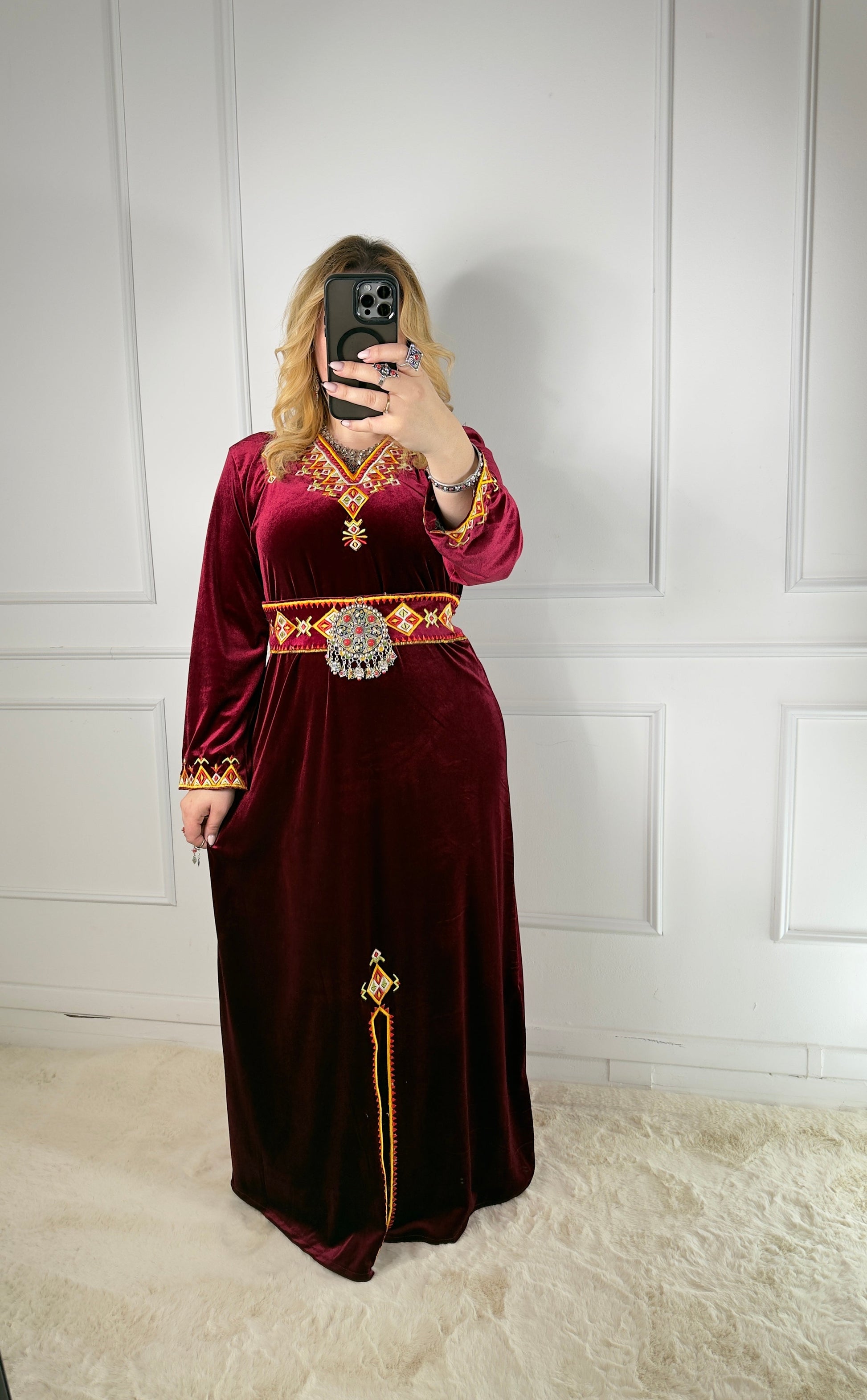 Robe kabyle en velours – Modèle Ania Yelli