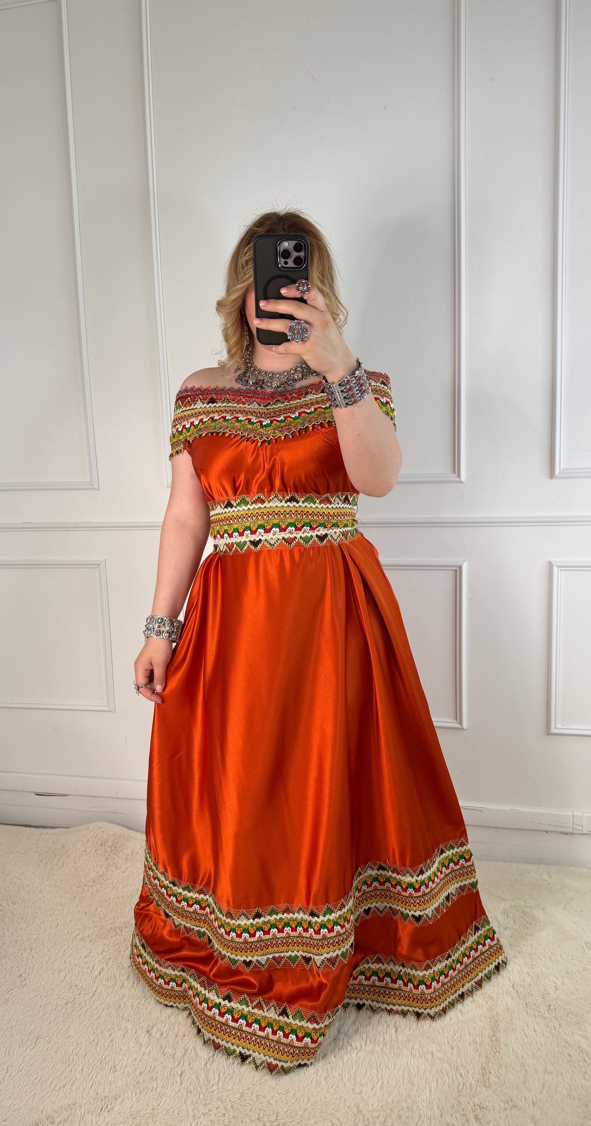 Robe kabyle de soirée à col bateau — Modèle Lyna Yelli