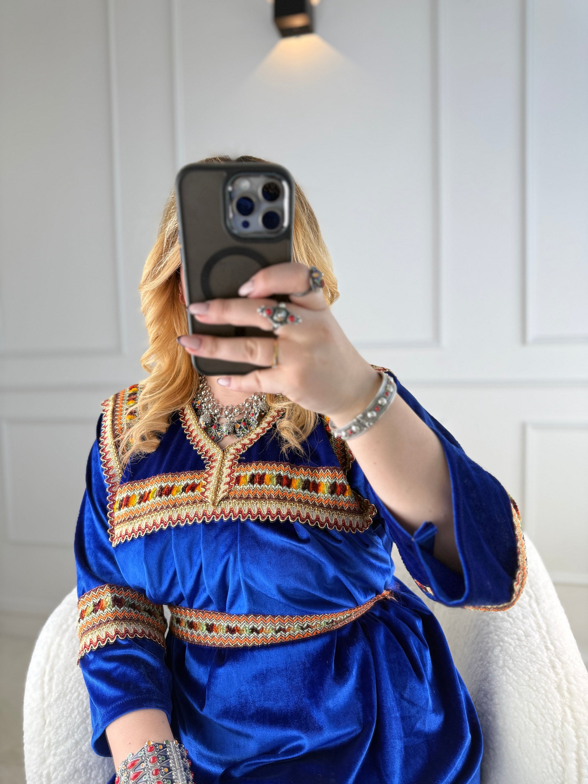 Robe kabyle en velours – Modèle Lahna Yelli