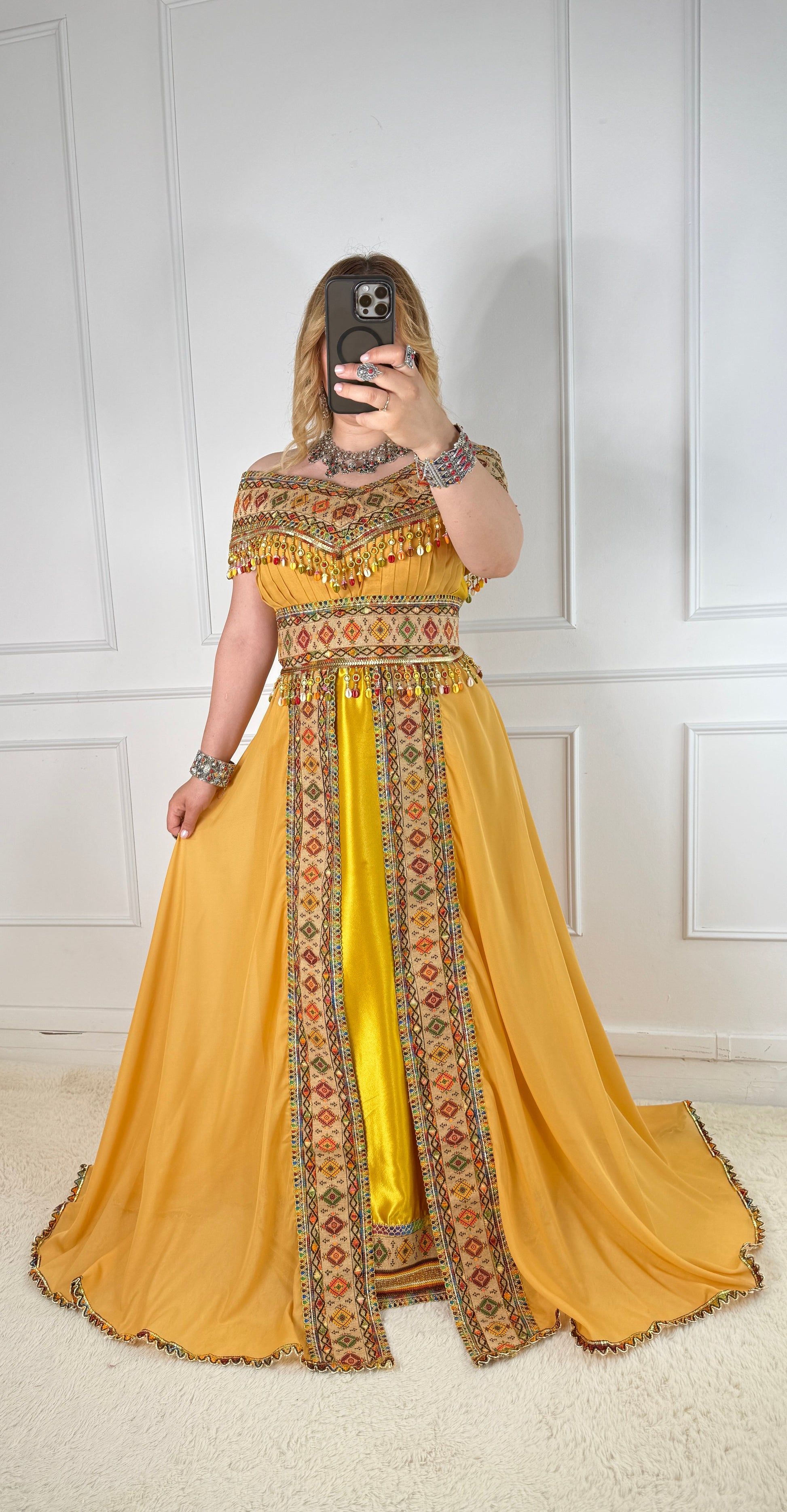 Robe kabyle de soirée à col bateau — Modèle Yelina Yelli