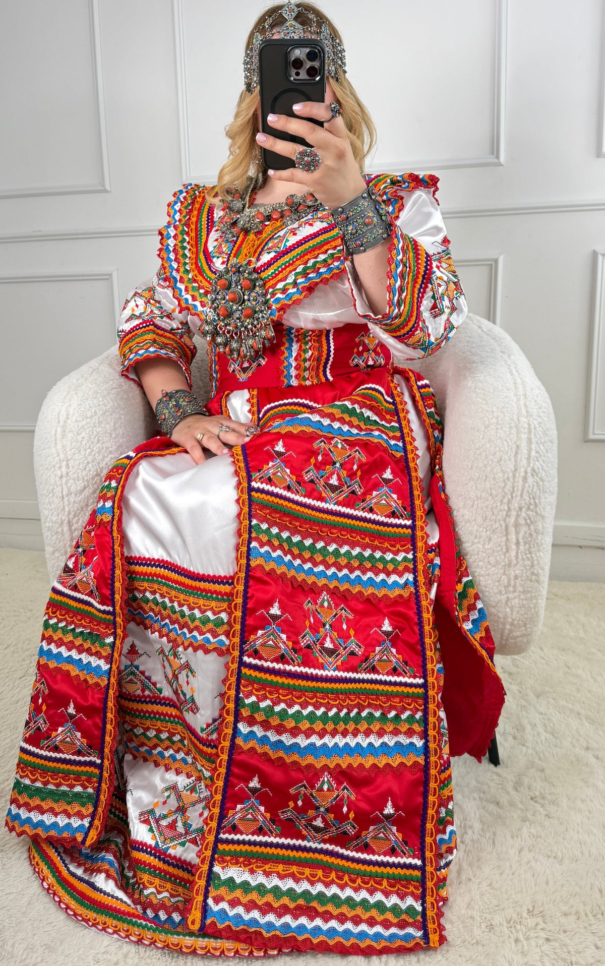 Robe Iwadiyen | Robe Kabyle Traditionnelle & Moderne - Yelli Yelli