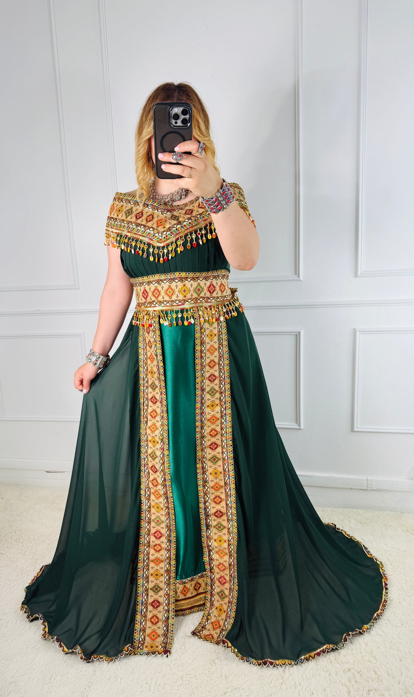 Robe kabyle de soirée à col bateau — Modèle Yelina Yelli