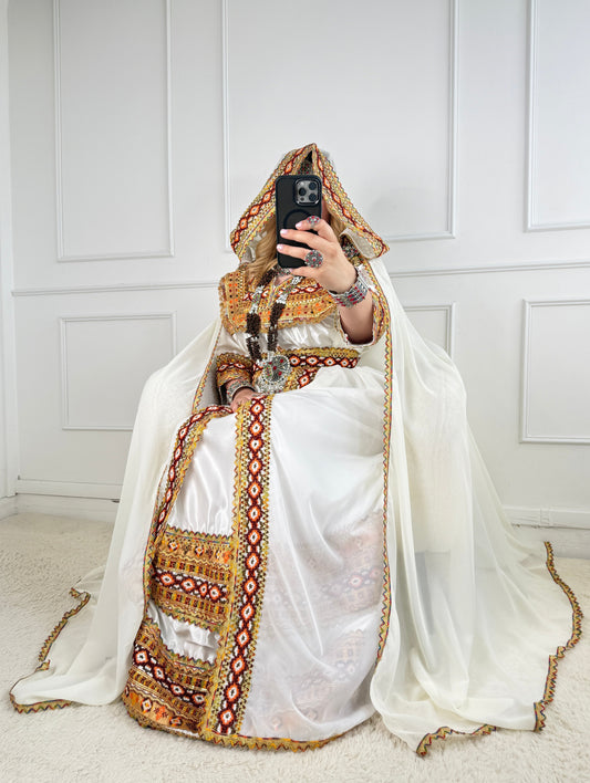 Robe de Mariée Kabyle avec Barnous – Robe Traditionnelle Algérienne | Yelli Yelli