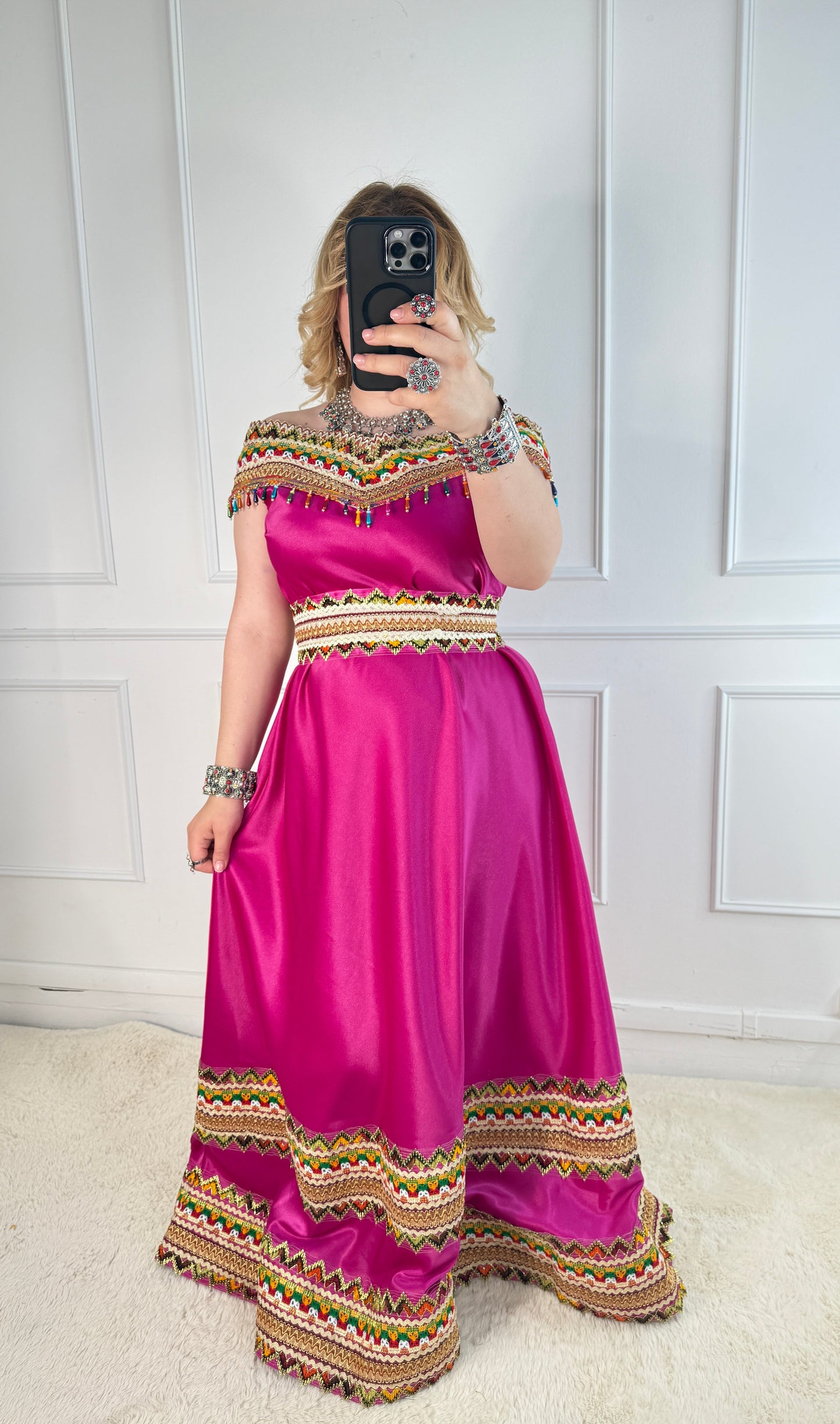 Robe kabyle de soirée à col bateau — Modèle Lyna Yelli