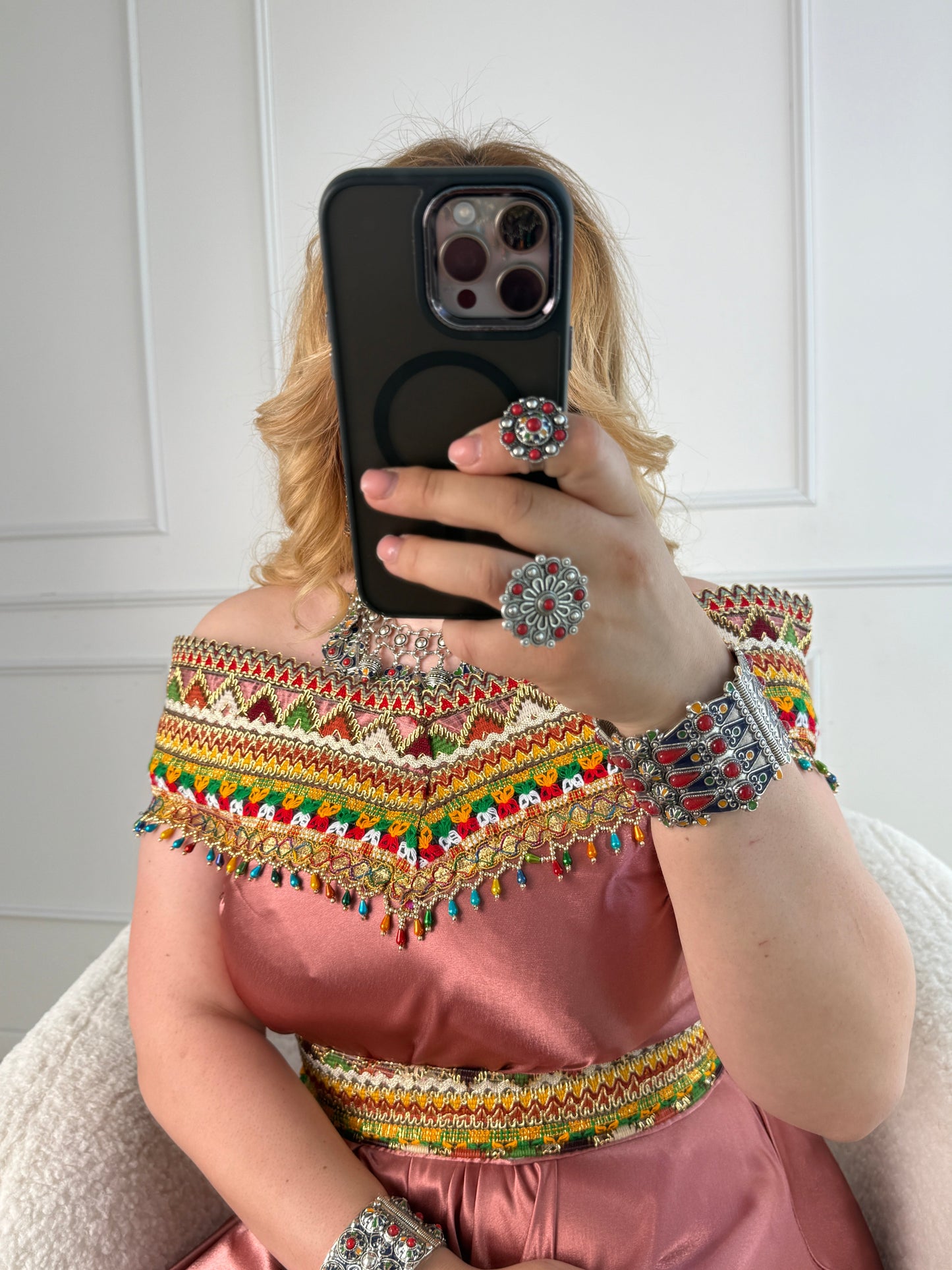 Robe kabyle de soirée à col bateau — Modèle Lyna Yelli