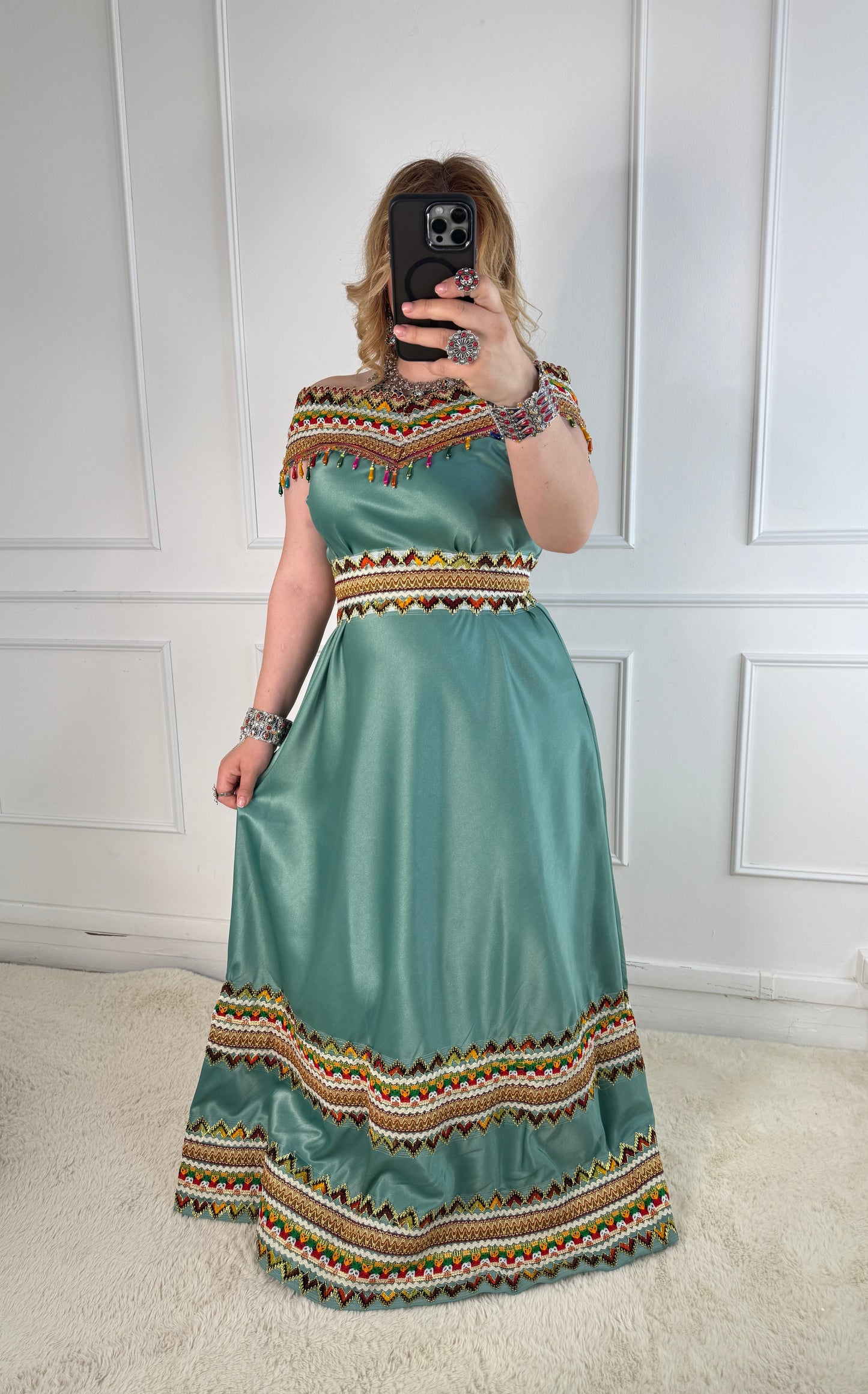 Robe kabyle de soirée à col bateau — Modèle Lyna Yelli