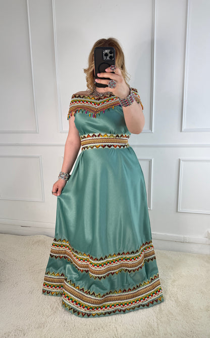 Robe kabyle de soirée à col bateau — Modèle Lyna Yelli