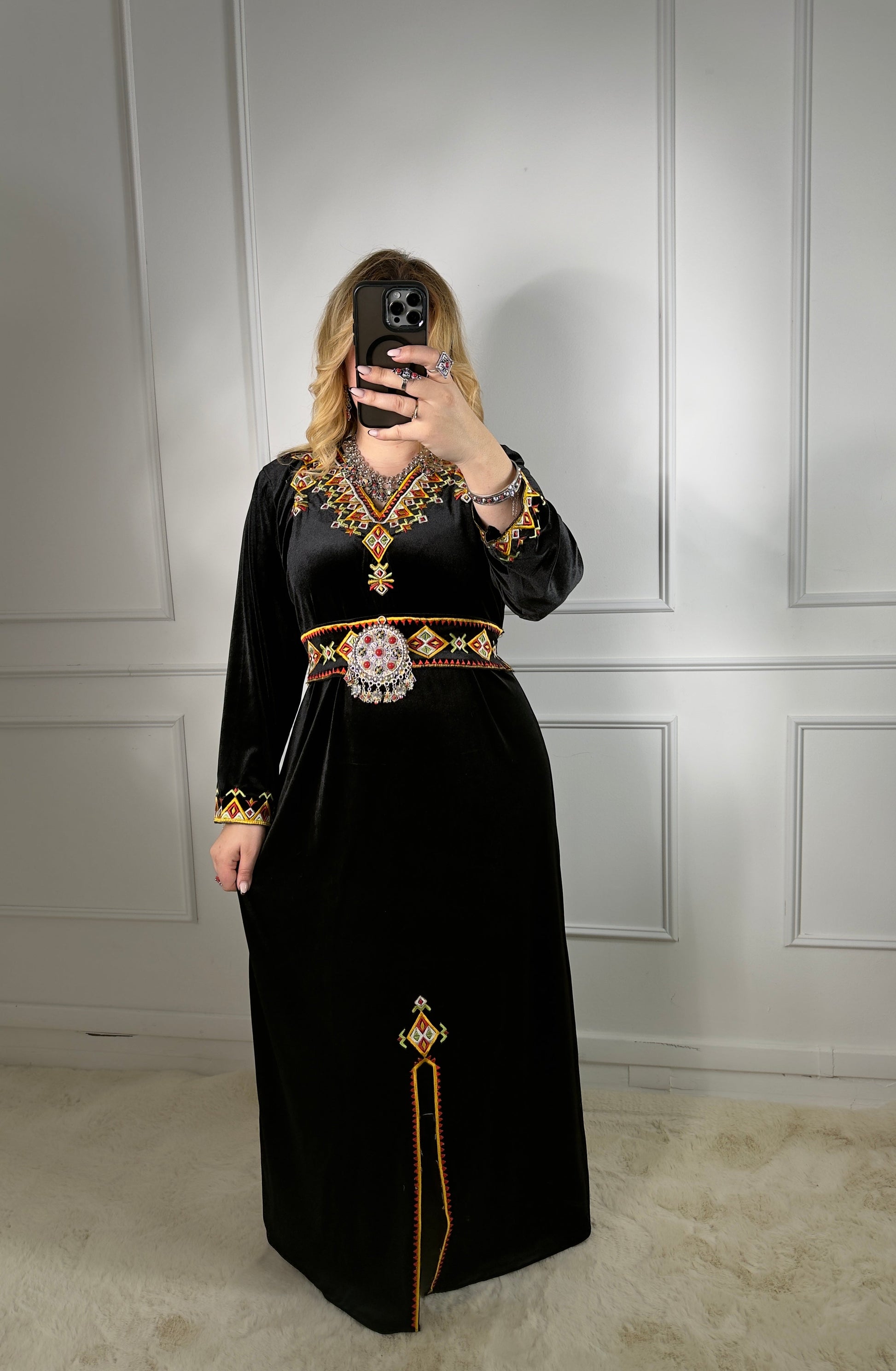 Robe kabyle en velours – Modèle Ania Yelli