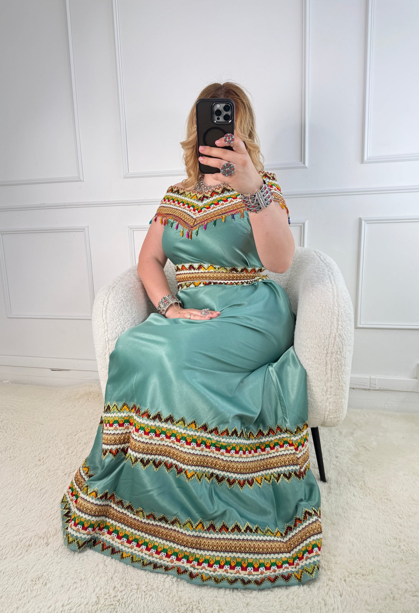 Robe kabyle de soirée à col bateau — Modèle Lyna Yelli