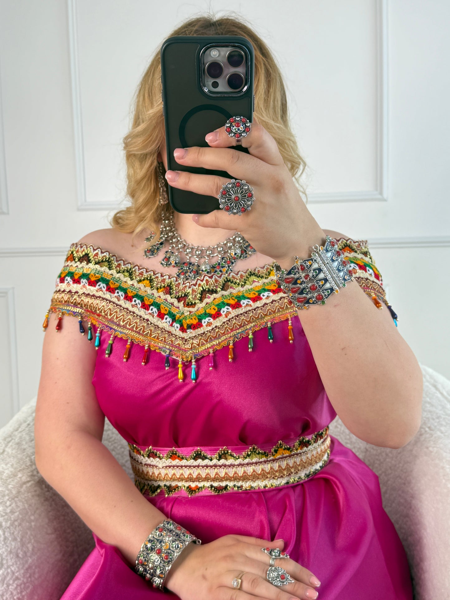 Robe kabyle de soirée à col bateau — Modèle Lyna Yelli