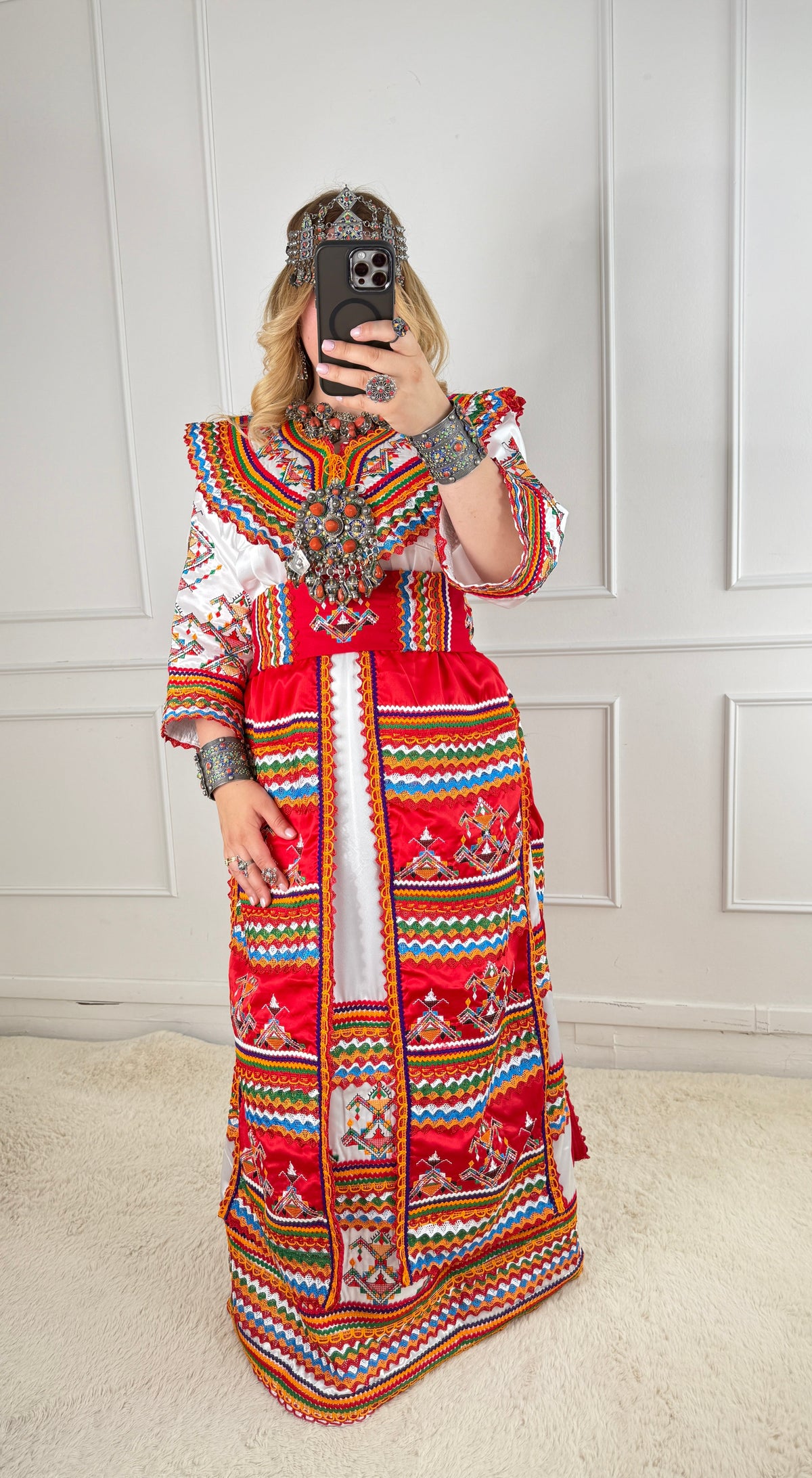 Robe Iwadiyen | Robe Kabyle Traditionnelle & Moderne - Yelli Yelli