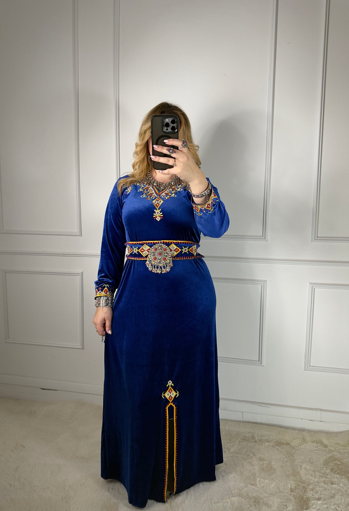 Robe kabyle en velours – Modèle Ania Yelli