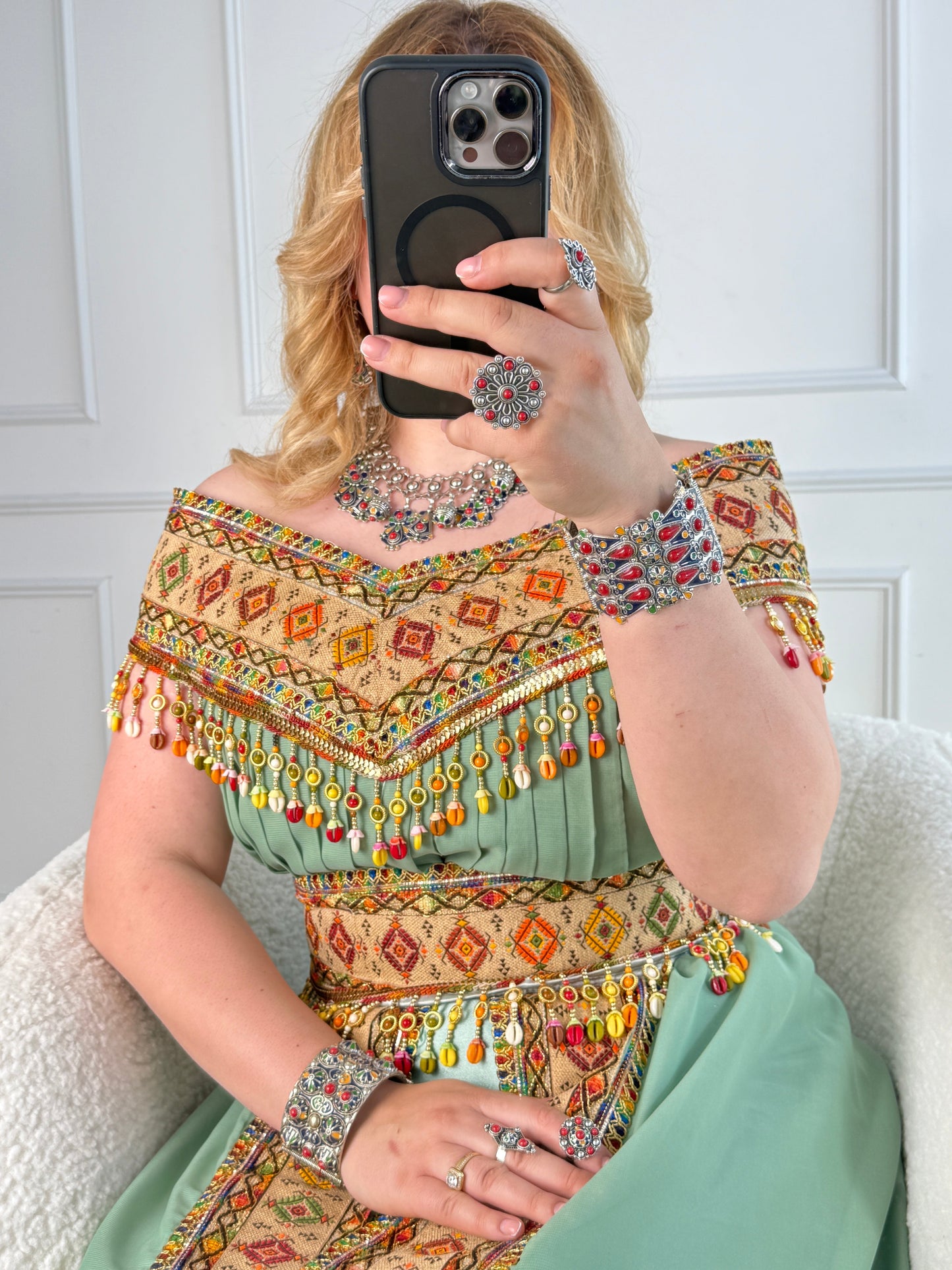 Robe kabyle de soirée à col bateau — Modèle Yelli