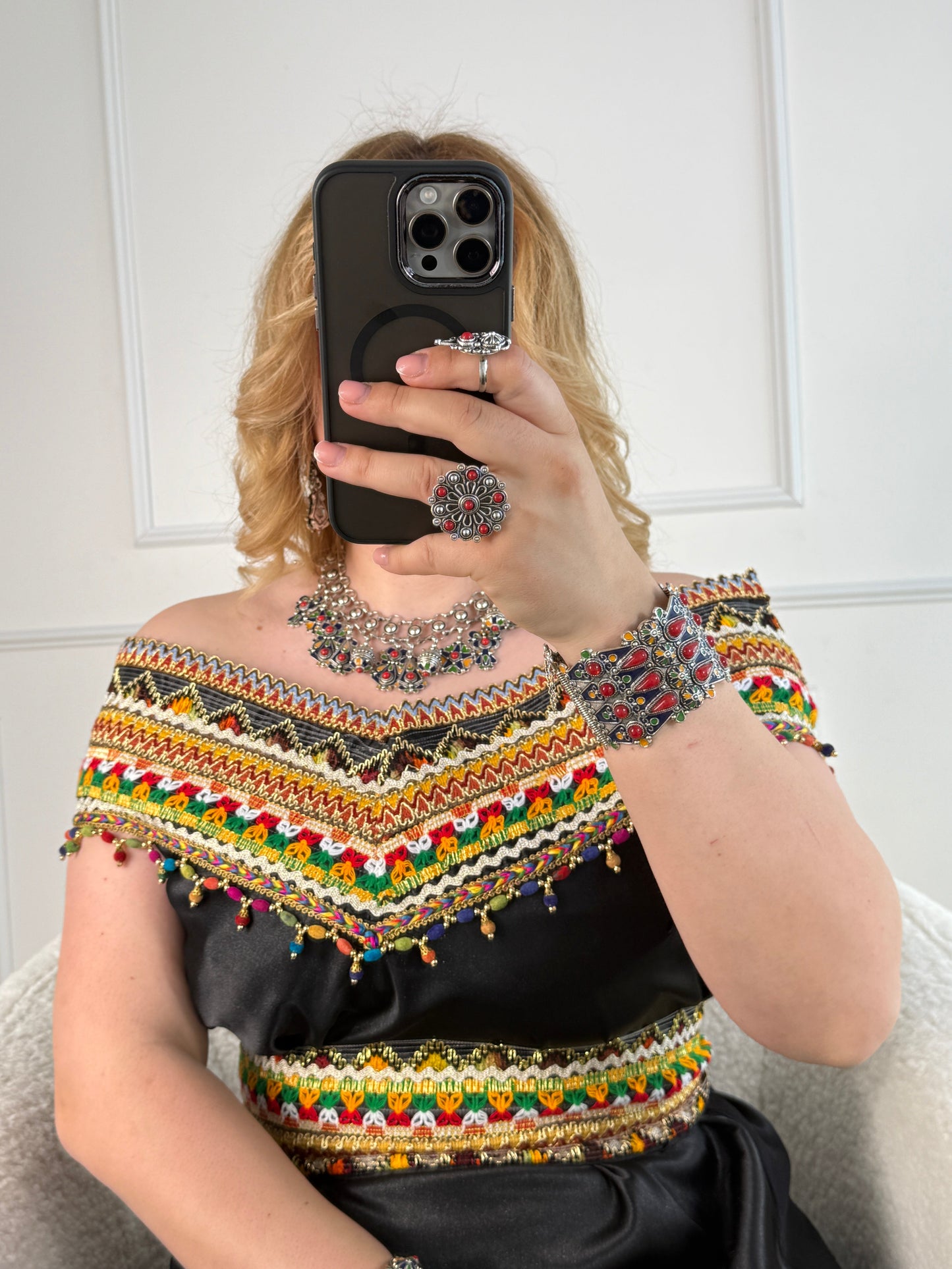 Robe kabyle de soirée à col bateau — Modèle Lyna Yelli