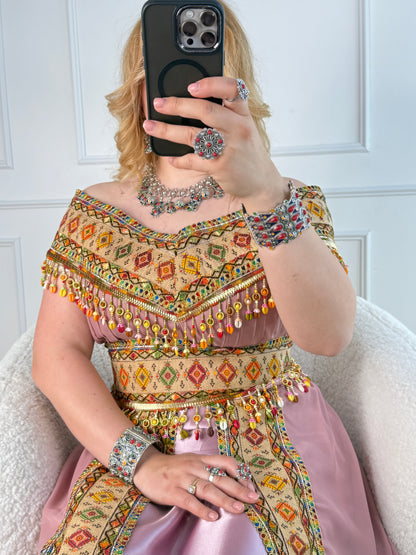 Robe kabyle de soirée à col bateau — Modèle Yelli